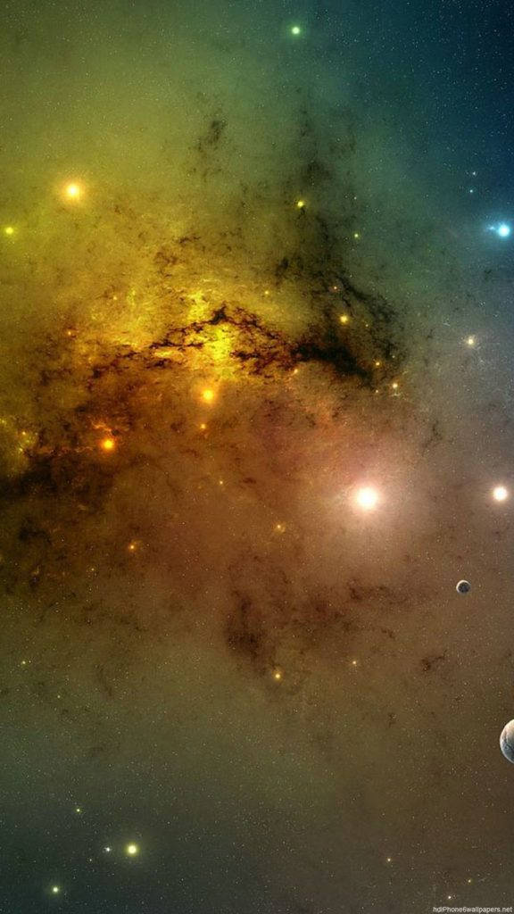 黃色銀河天空 iPhone 壁紙 — 一個充滿活力的宇宙星雲散發出金橙色和藍綠色的光芒，星星在浩瀚的太空閃爍。