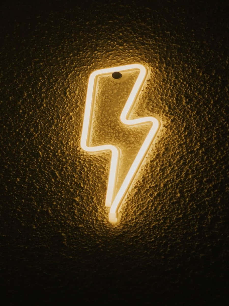 深色紋理牆上的發光霓虹閃電