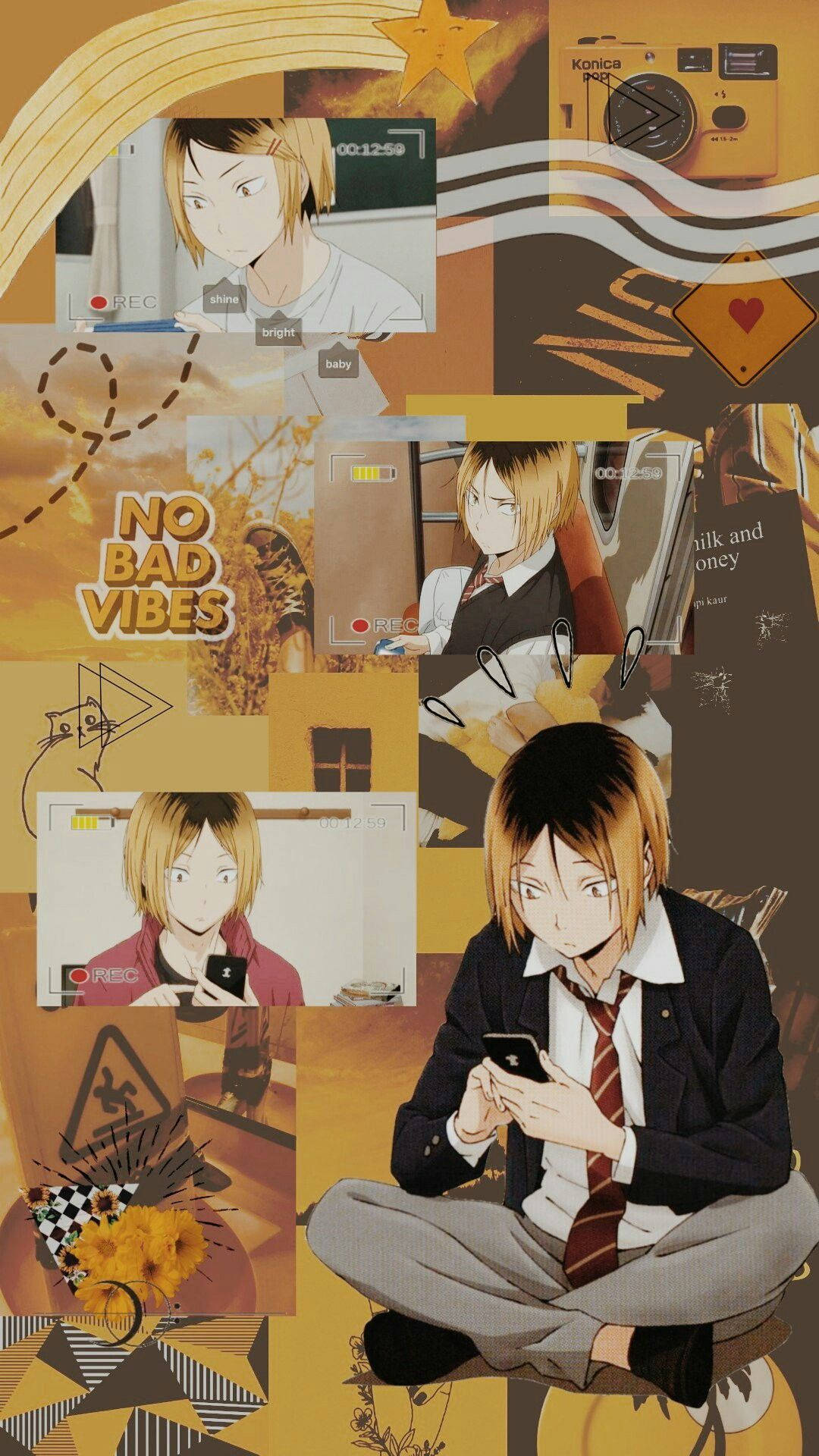 動漫男孩穿著校服盤腿坐著，在金棕色拼貼畫中看手機。