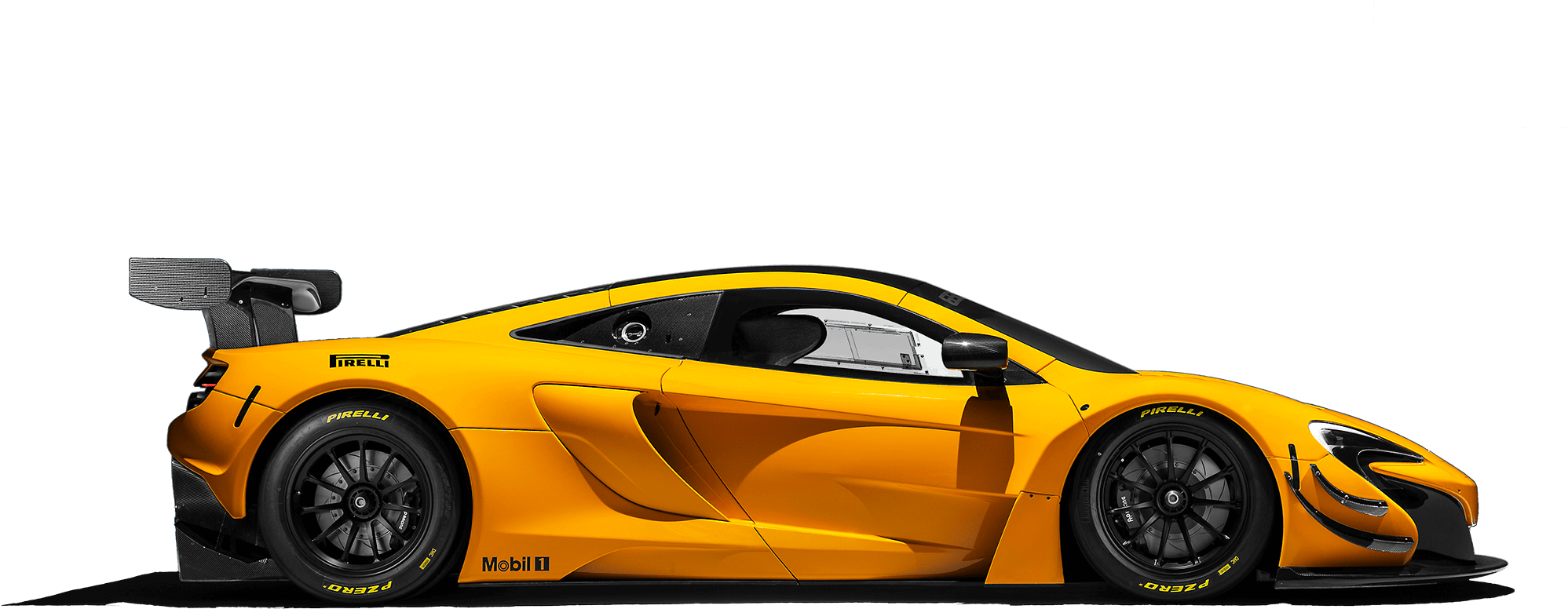 黃色麥拉倫賽車側面圖 壁紙 — 一輛充滿活力的橙色McLaren賽車，帶有黑色飾邊和Pirelli輪胎，在純黑色背景下側面展示。