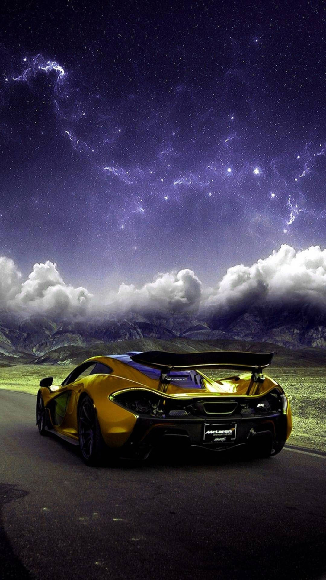 金色跑車在星空下，有雲和山