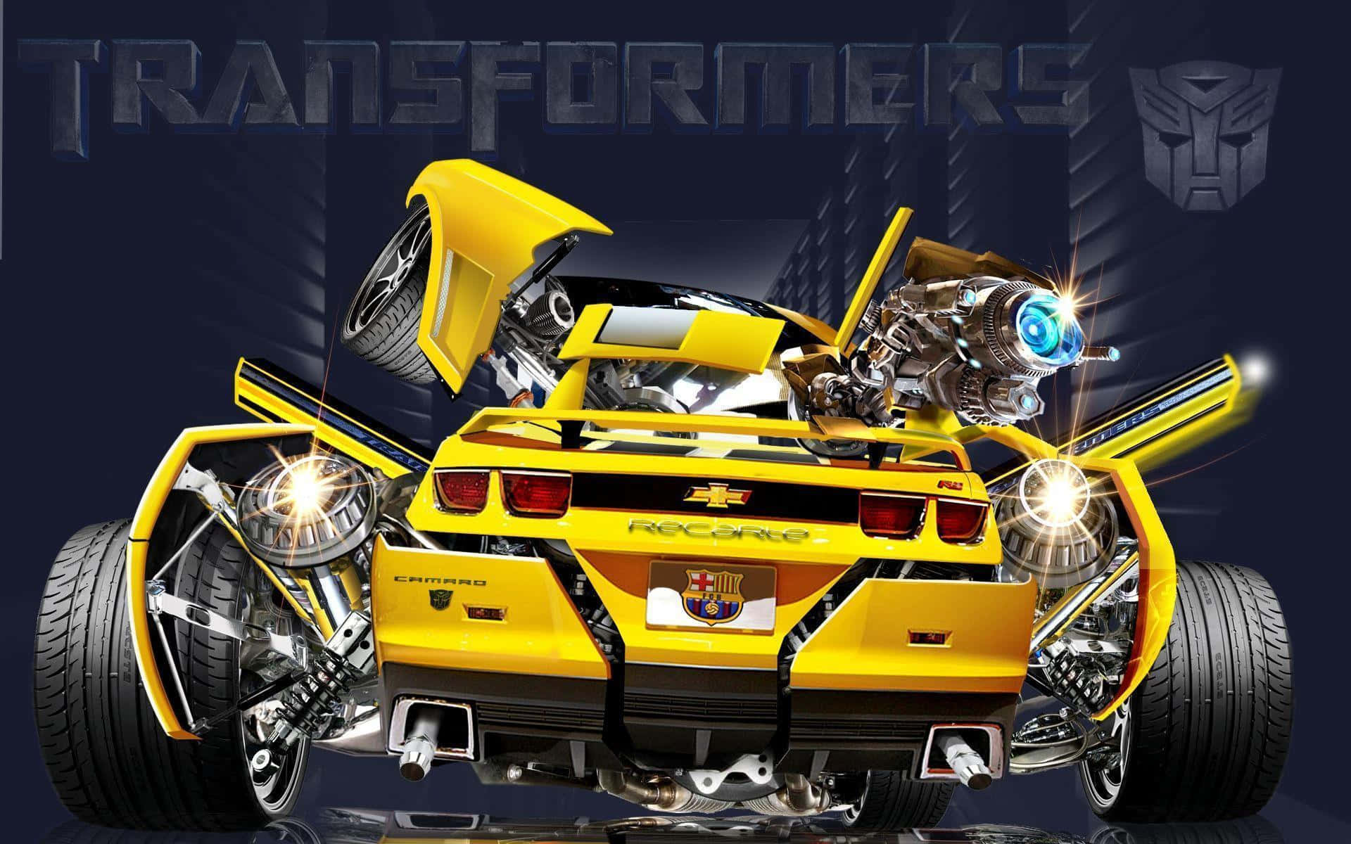 黃色Camaro變形為機械人Bumblebee，帶有發光的眼睛和機械部件。
