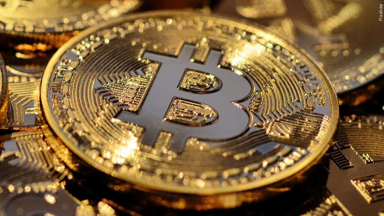 一堆金色比特幣硬幣，帶有電路圖案和比特幣符號。 — 比特幣 壁紙