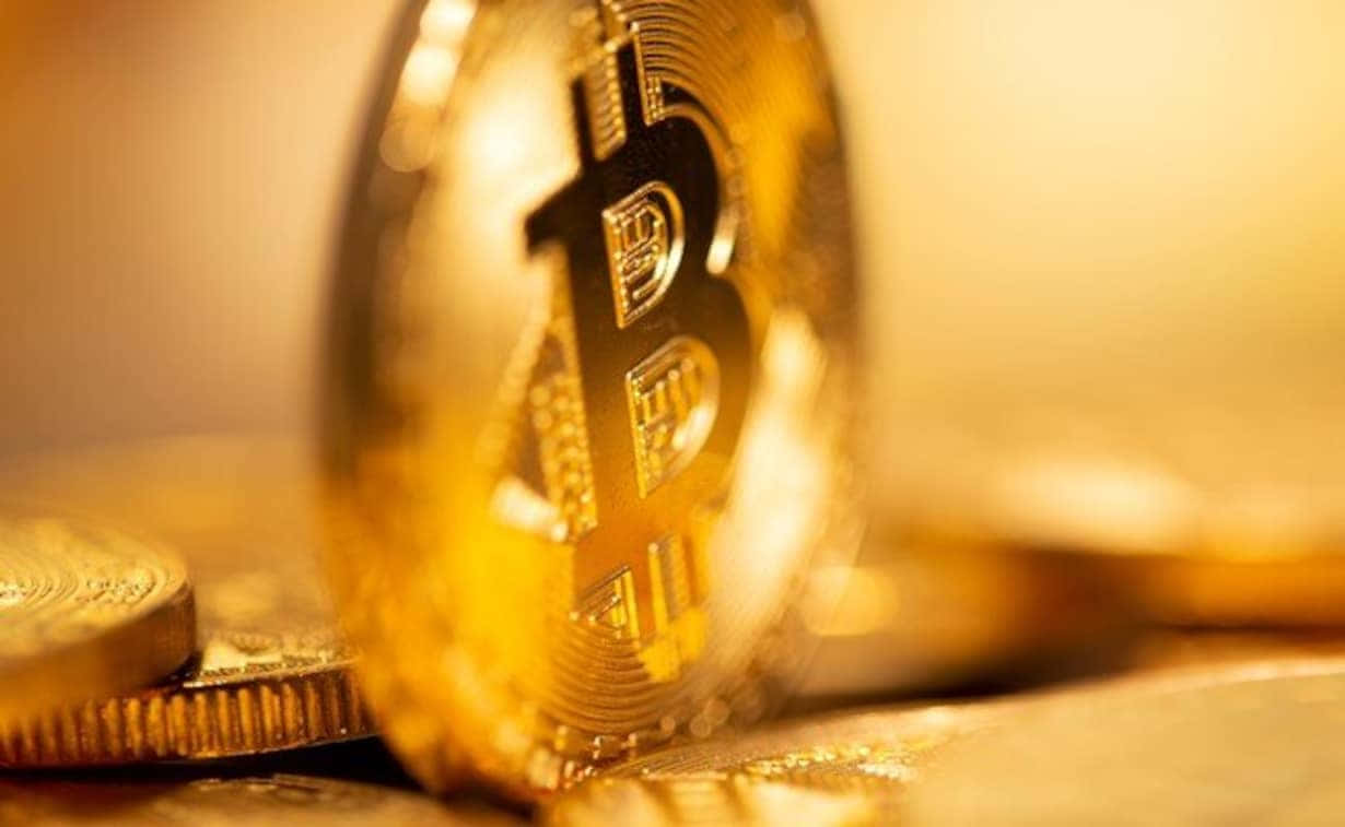 金色比特幣硬幣，背景有模糊硬幣 — 比特幣 壁紙