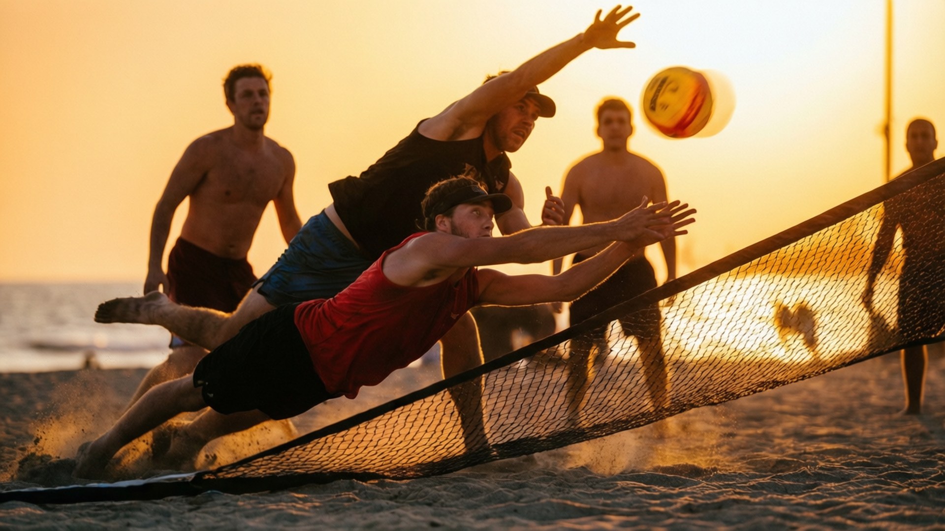 黃金時刻沙灘_spikeball 壁紙 — 兩名沙灘排球運動員在金色夕陽照耀沙地球場時，激烈地撲向球。