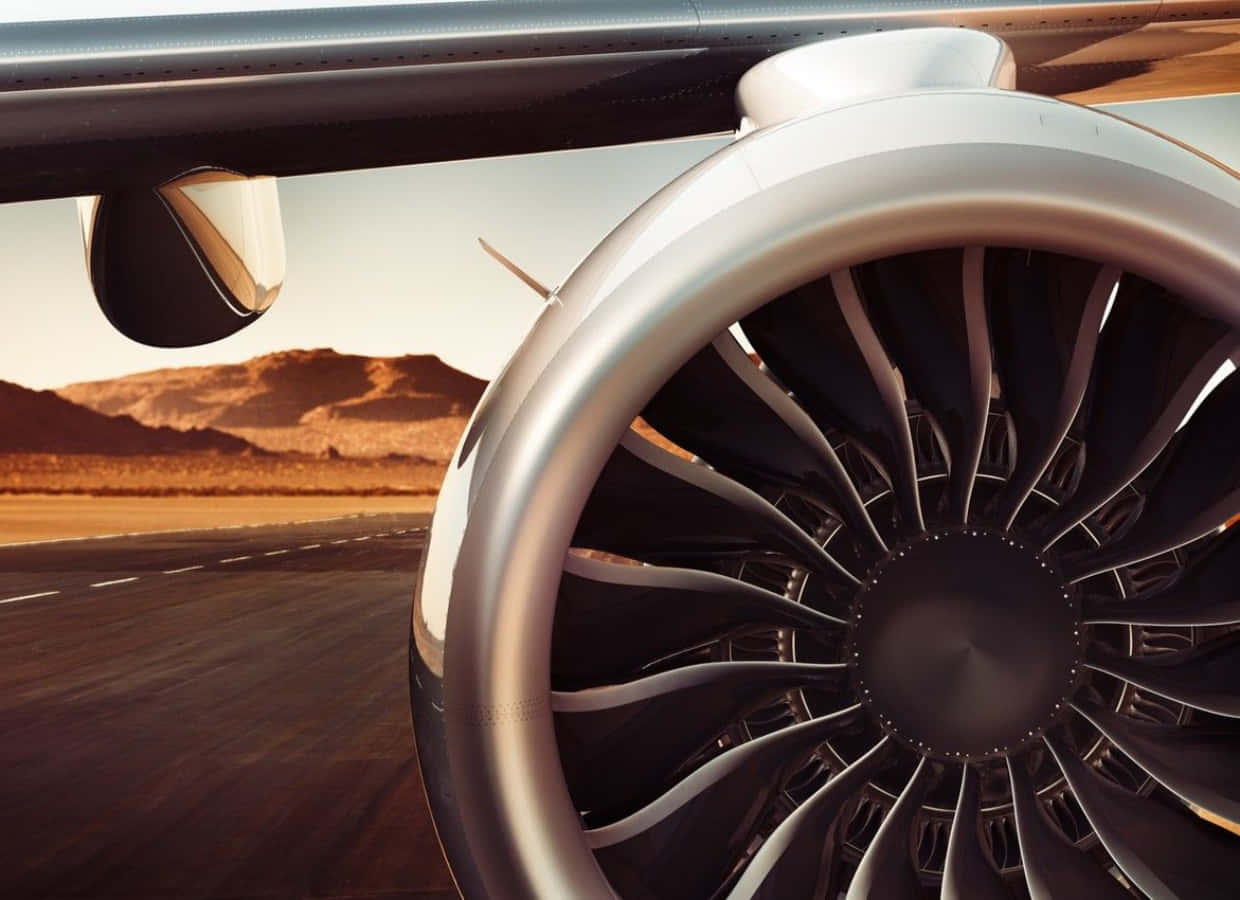 Jet Engine 桌布 壁紙 — 黃金時段沙漠跑道背景下飛機機翼上的噴射引擎特寫。