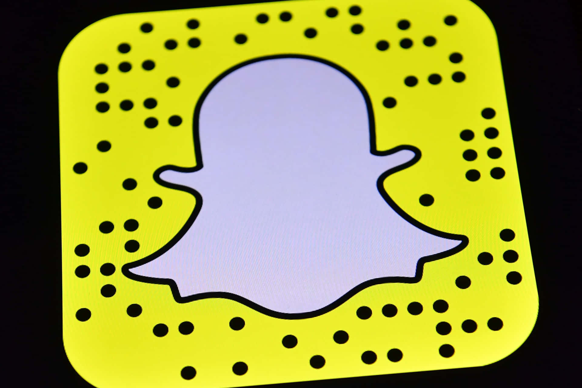 黃色背景上帶有鬼魂標誌的 Snapchat QR 碼。