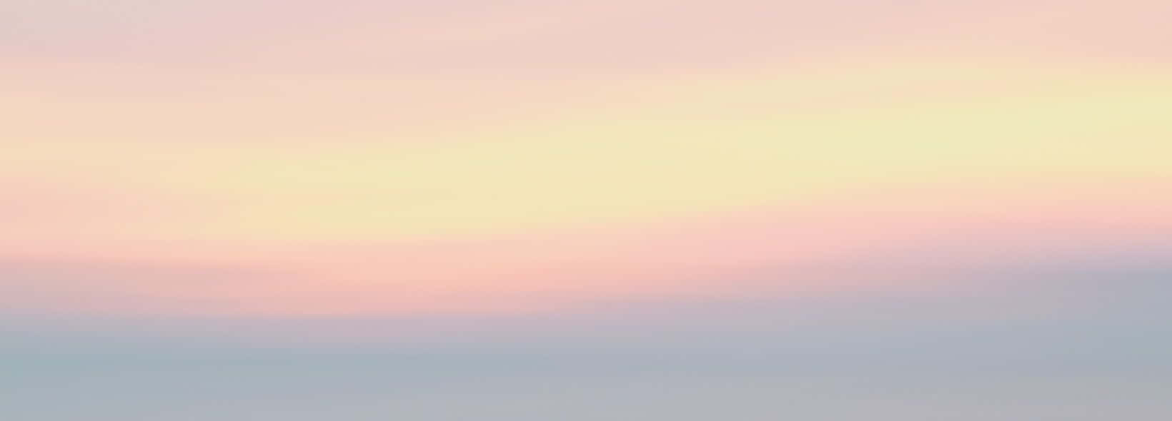 Facebook Cover 桌布 壁紙 — 黎明或黃昏時分，柔和漸變的天空從淡黃色過渡到粉紅色和薰衣草色調。