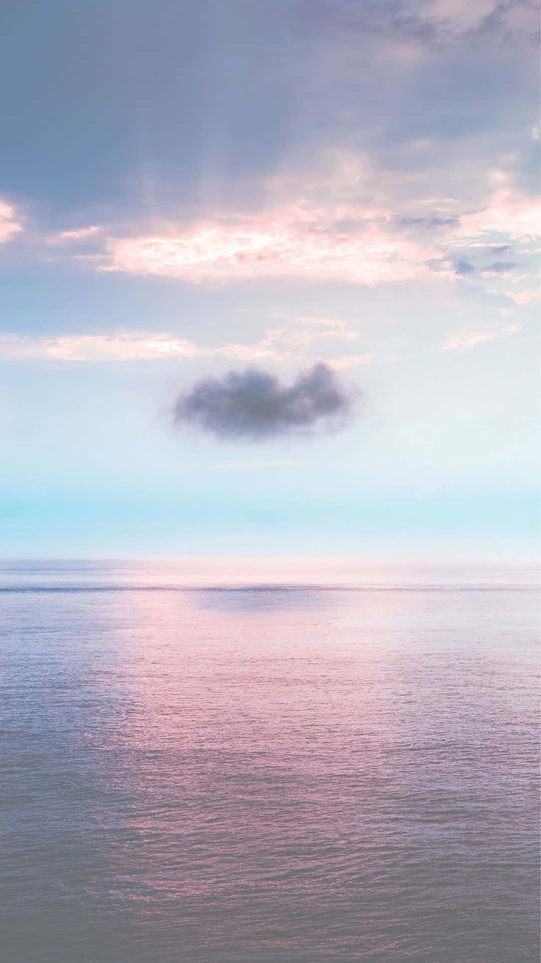 dreamy 桌布 壁紙 — 黎明時分，寧靜的海洋在單片烏雲下，柔和的粉紅與藍色色調映照在平靜的水面上。