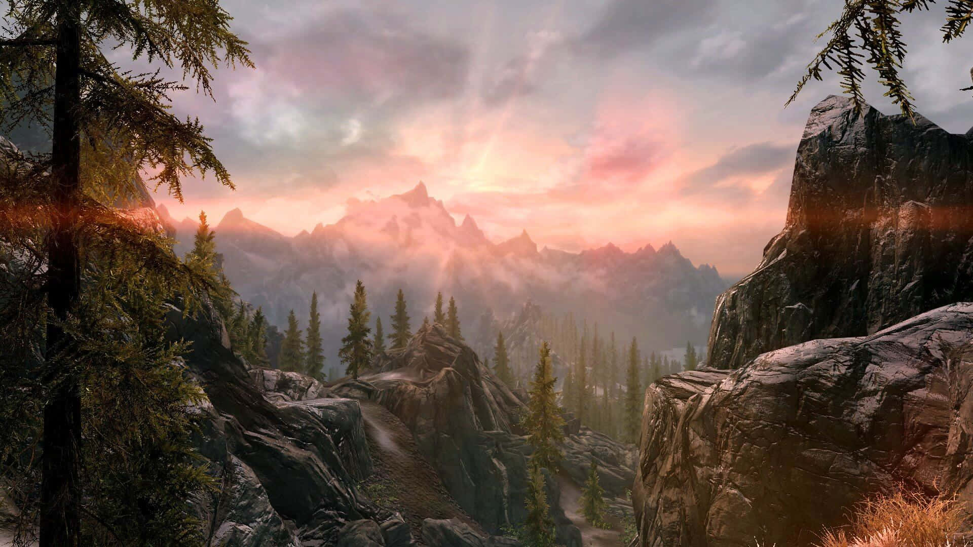 Skyrim Landscapes 桌布 壁紙 — 黎明時分，陽光穿過雲層，照耀在松樹和岩石露頭環繞的鋸齒狀山峰上。