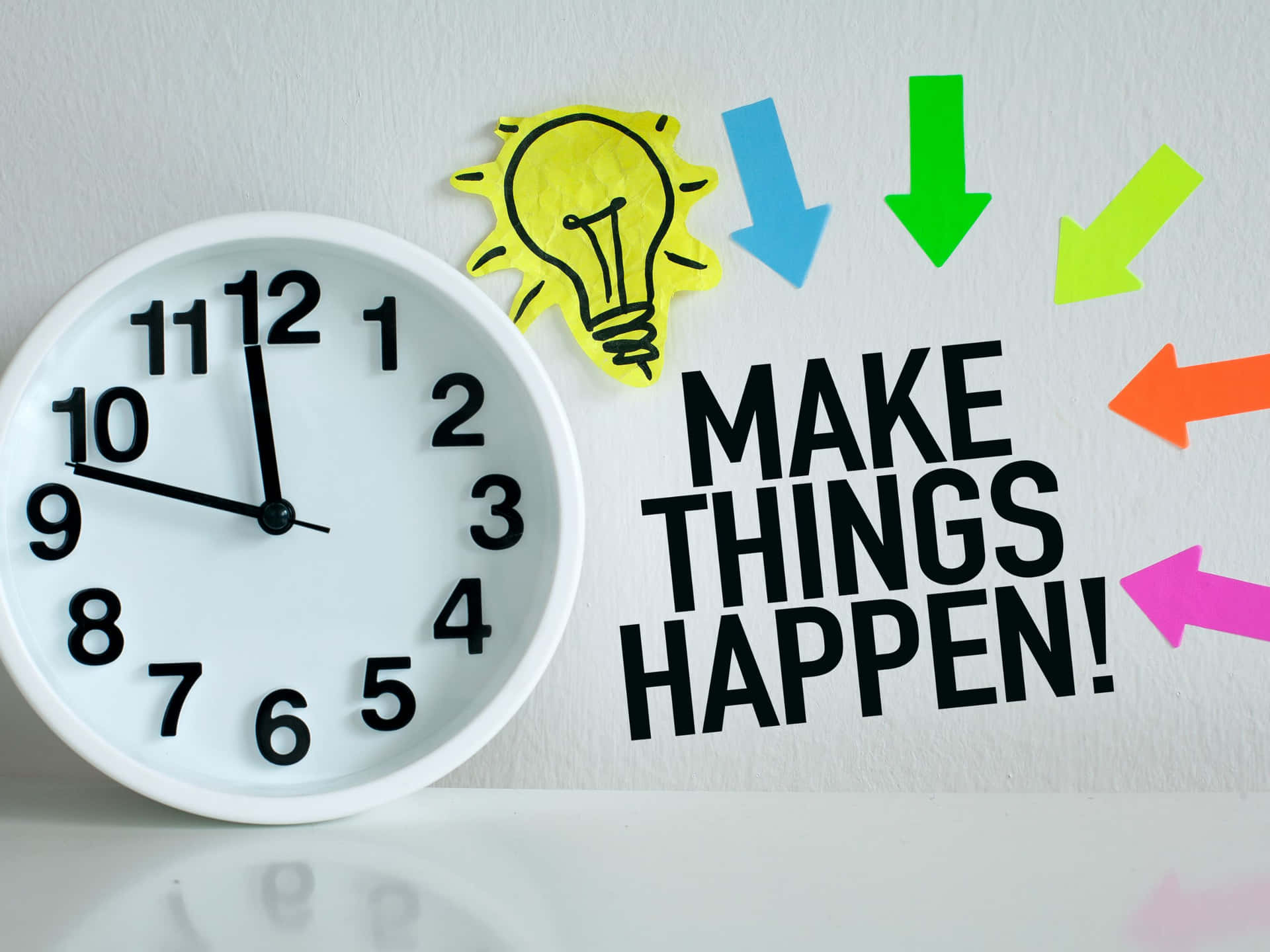 時鐘旁邊有燈泡和箭頭指向寫著 make things happen 的文字