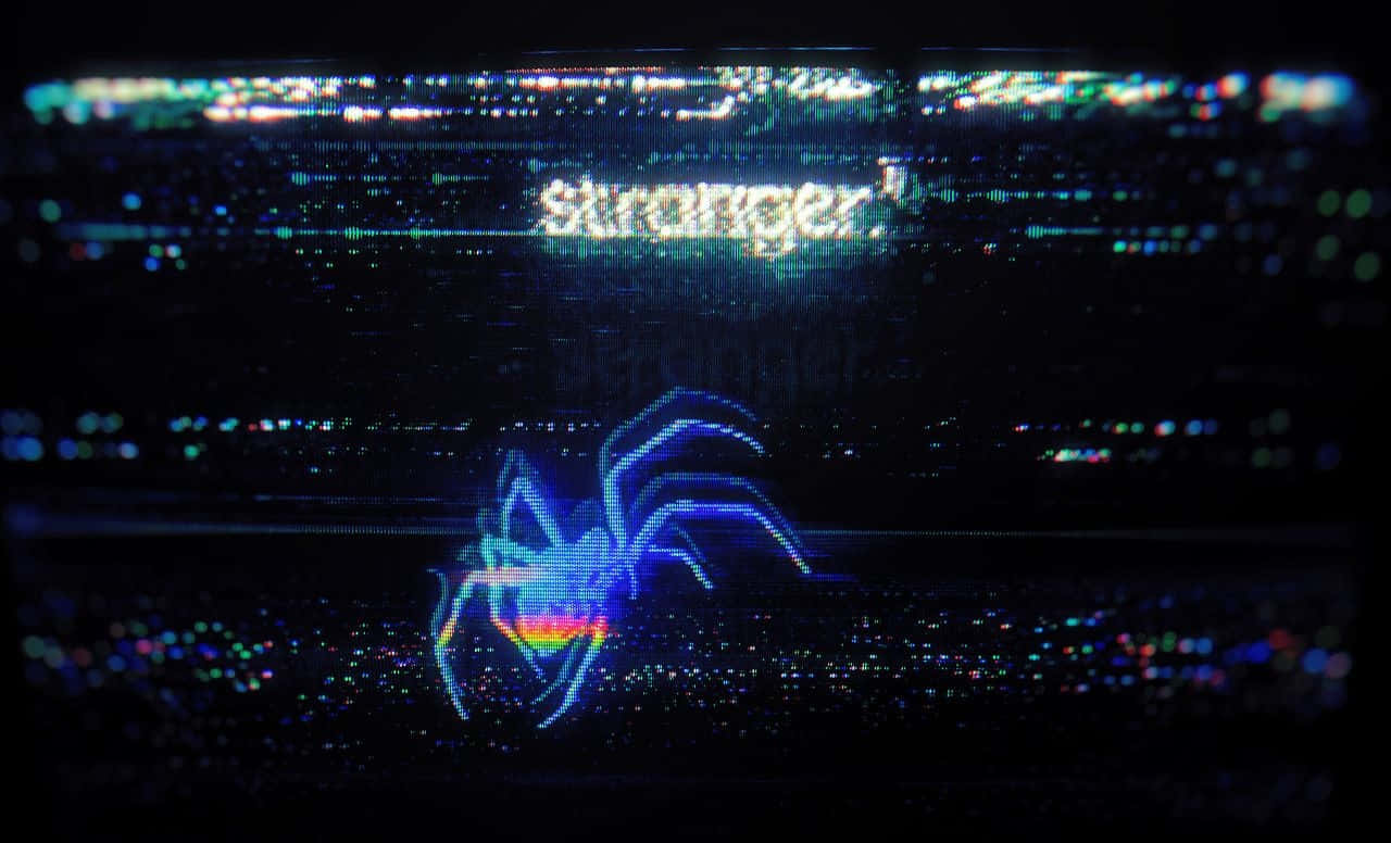 在顯示「Stronger」的故障屏幕上，一隻帶有彩虹腹部的發光藍色數碼蜘蛛。