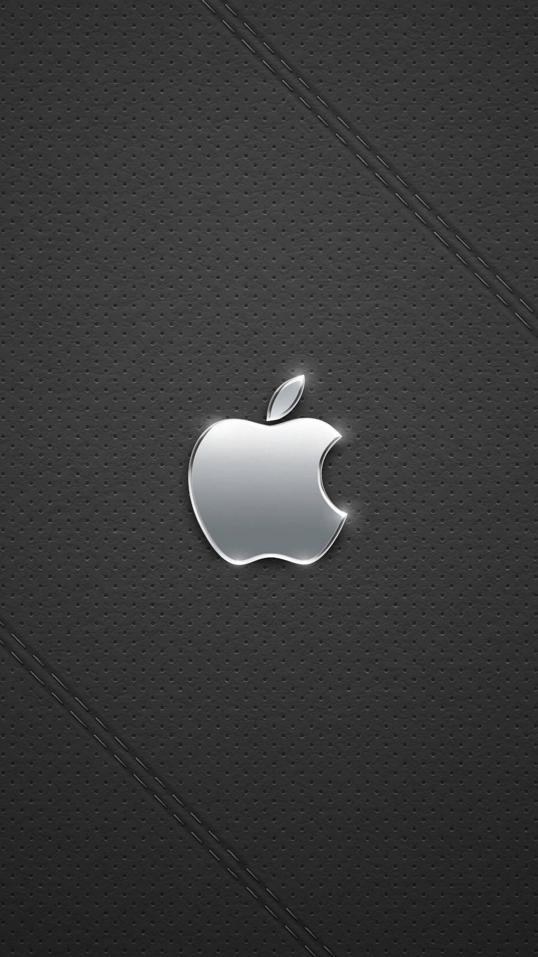 黑色皮革上帶有縫線的光亮Apple標誌