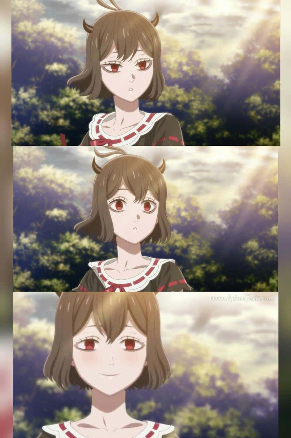 有角的動漫女孩在陽光明媚的森林中微笑。