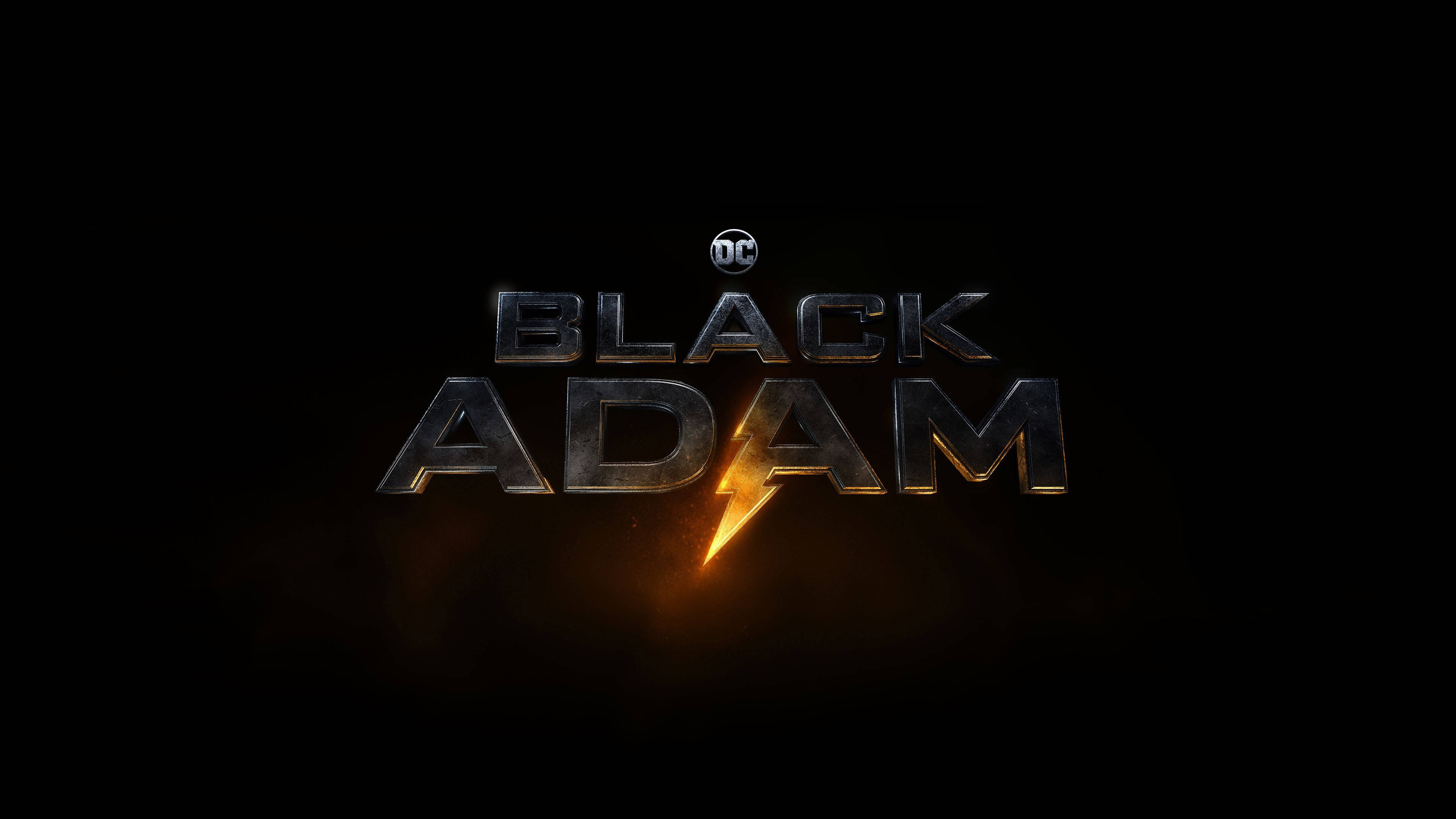 《黑亞當》電影標誌 壁紙 — 在深色背景上帶有發光閃電的光澤金屬 Black Adam 標誌。