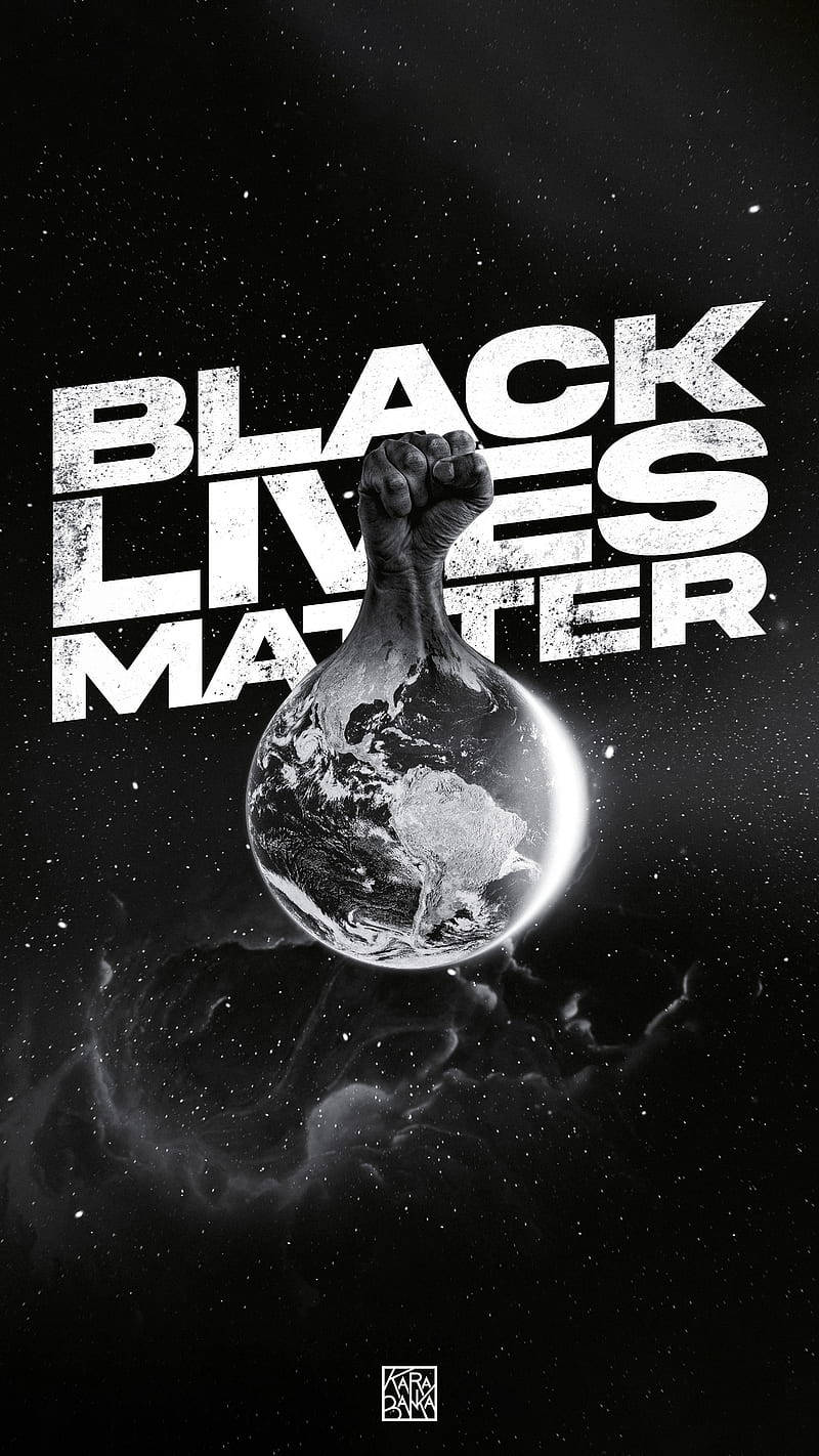 一個舉起的拳頭從太空中的地球儀升起，帶有 'BLACK LIVES MATTER' 文字。