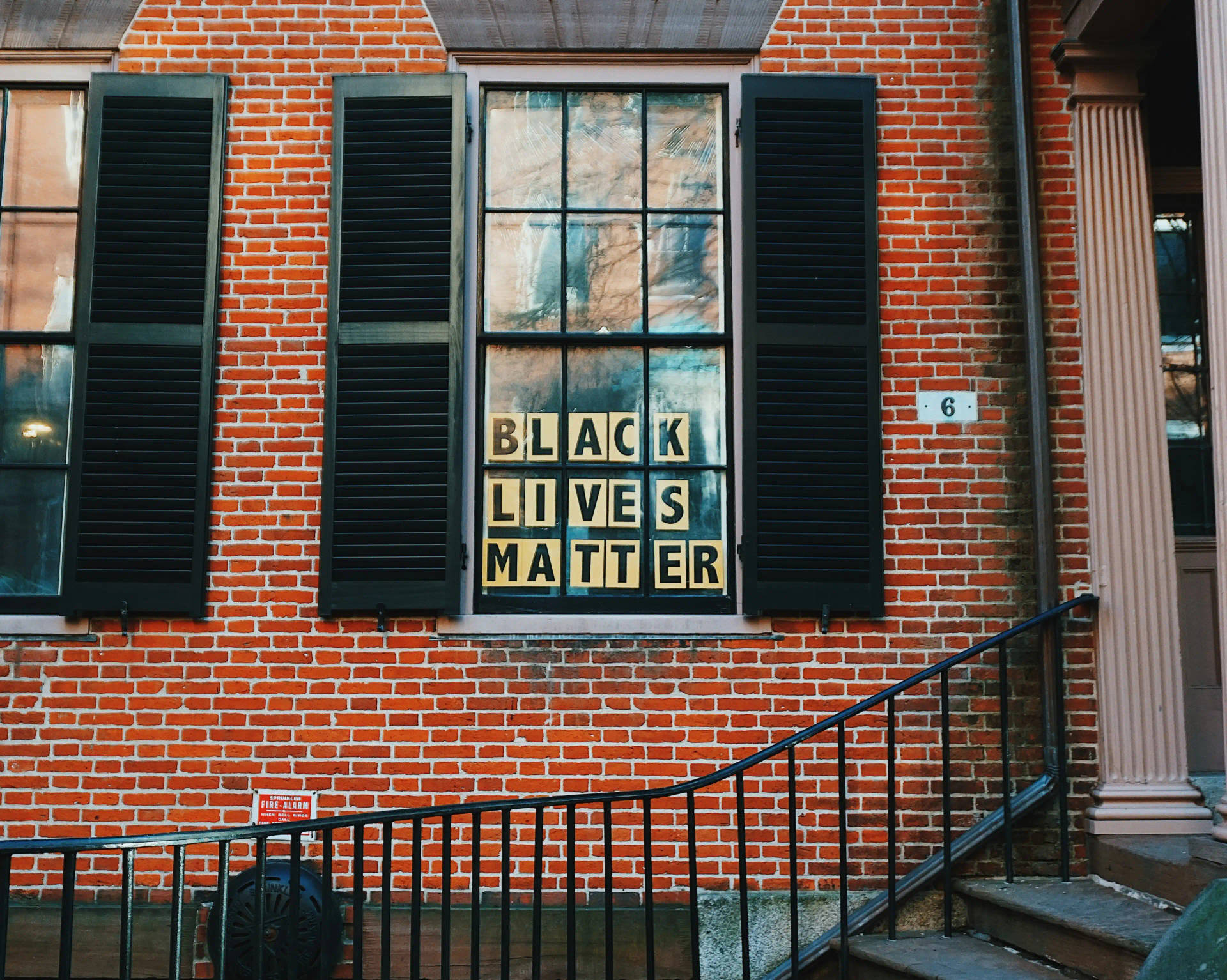 窗戶上有「BLACK LIVES MATTER」標誌的紅磚建築