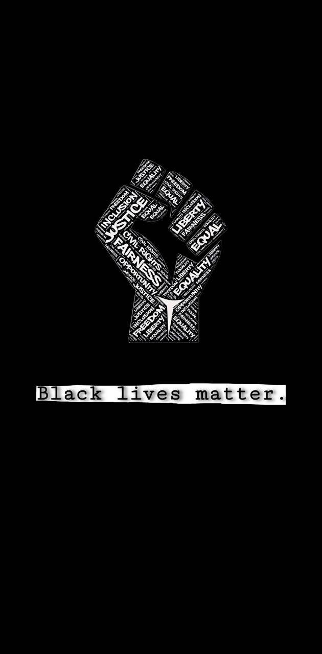 由抗議詞語組成的黑色舉起拳頭，下方有「Black lives matter」文字。