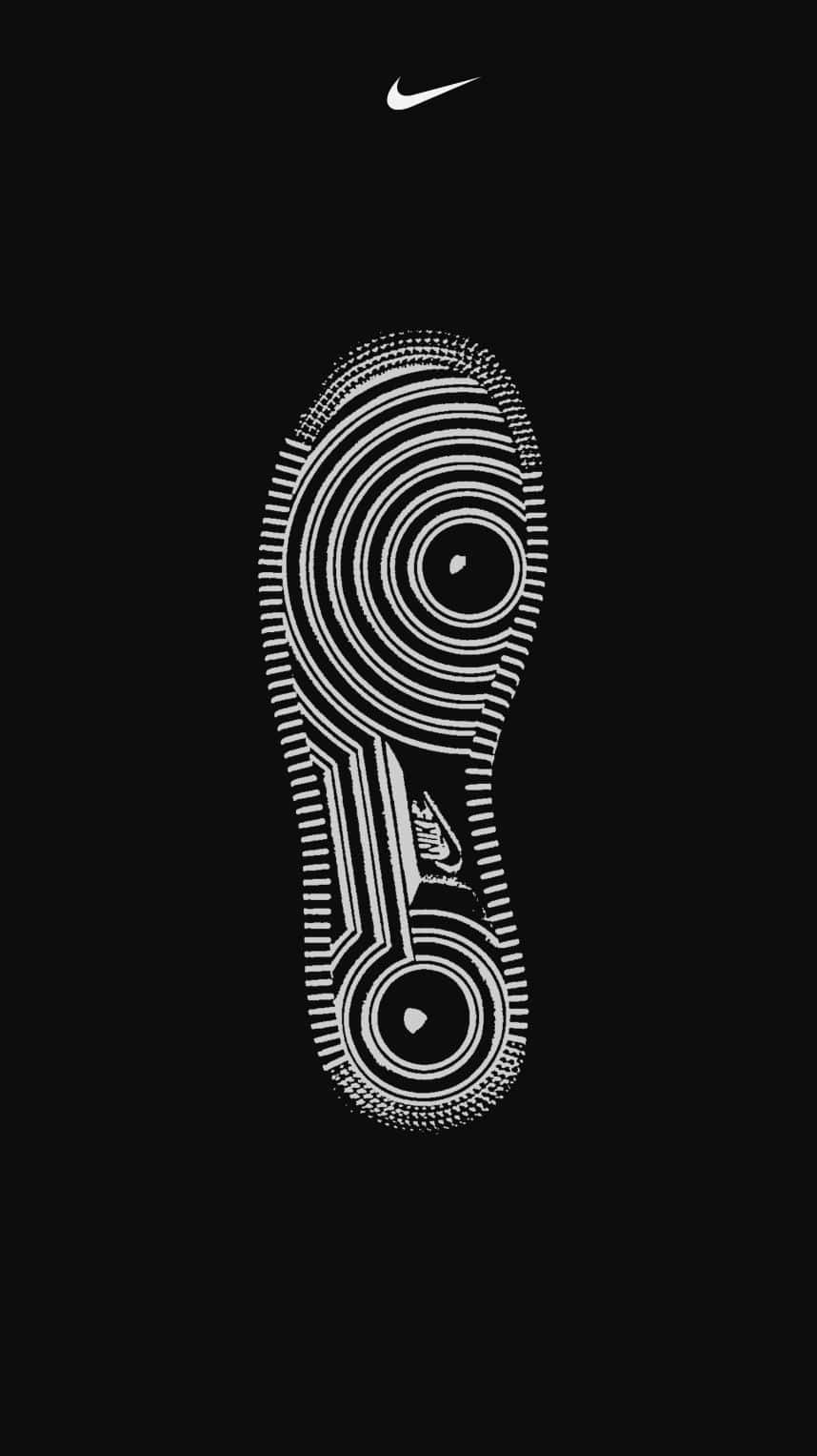 黑色背景上帶有同心圓的白色Nike鞋底設計。