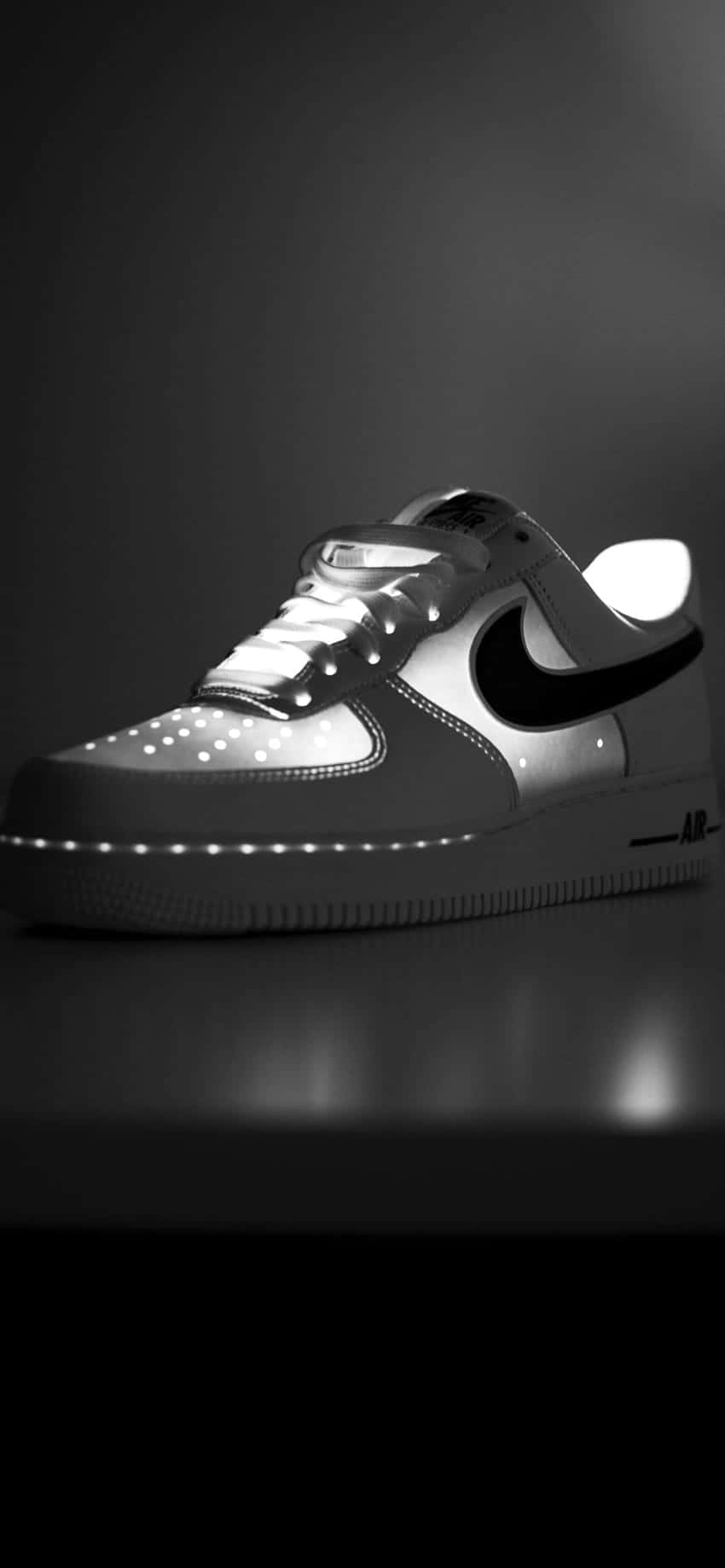 黑白工作室燈光下發光的LED Nike Air Force 1運動鞋。