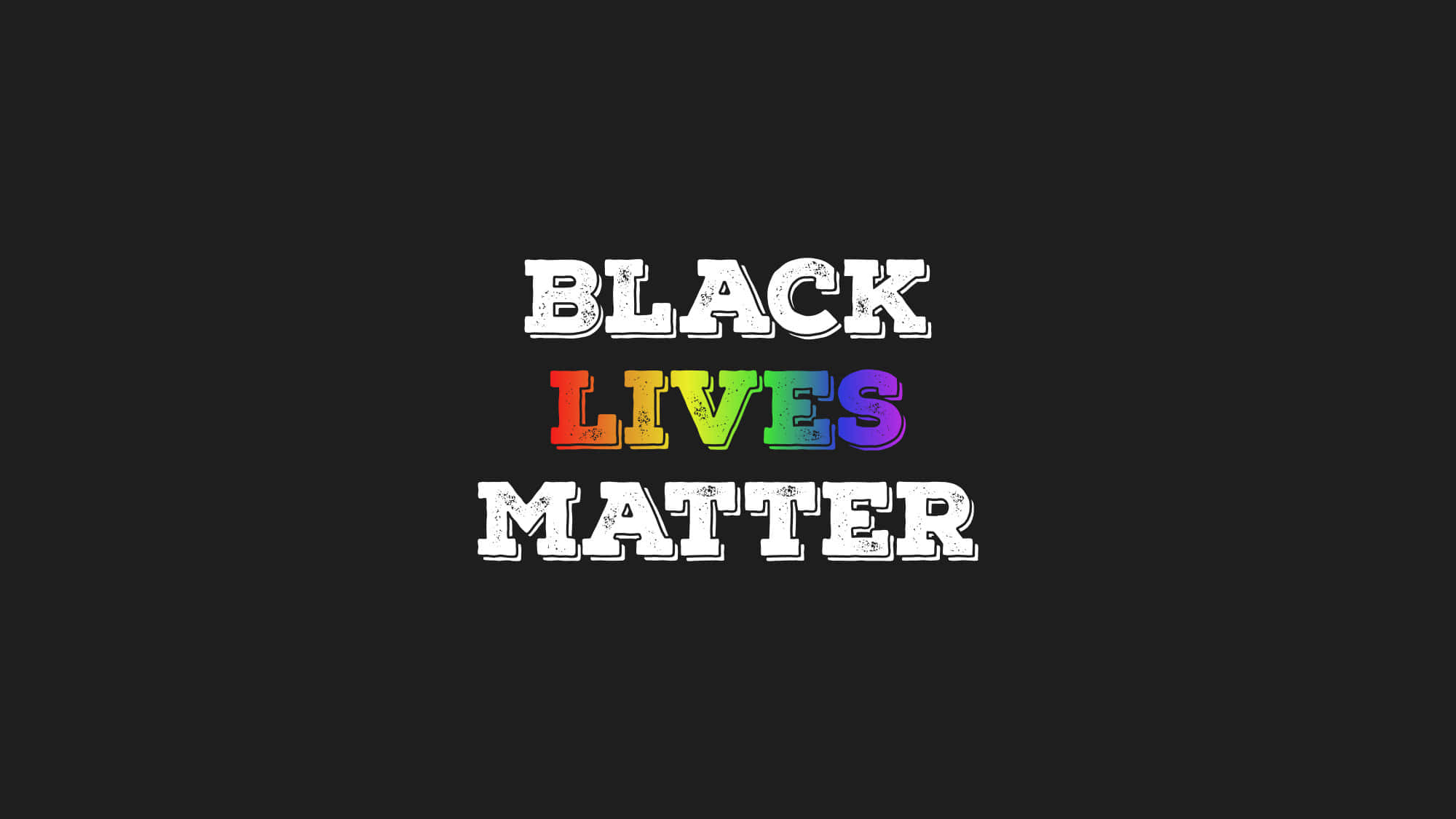 黑命貴驕傲桌面 壁紙 — 粗體文字顯示「BLACK LIVES MATTER」，其中「LIVES」以彩虹色呈現，背景為黑色。