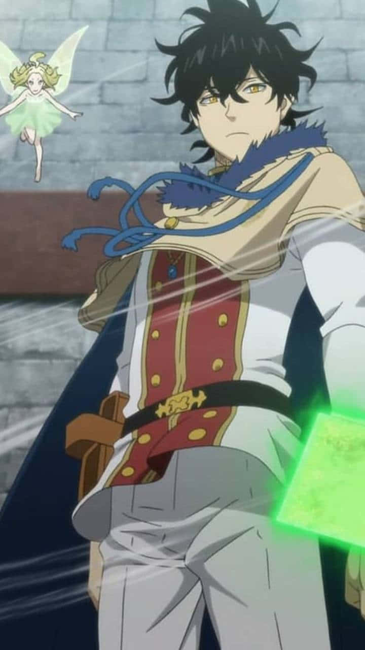 黑執事 Yuno 與風之精靈 Sylph 壁紙 — 一個堅定的動畫騎士穿著華麗的紅色和金色盔甲，站在一個發光的綠色魔法立方體旁邊，附近有一個漂浮的仙女。