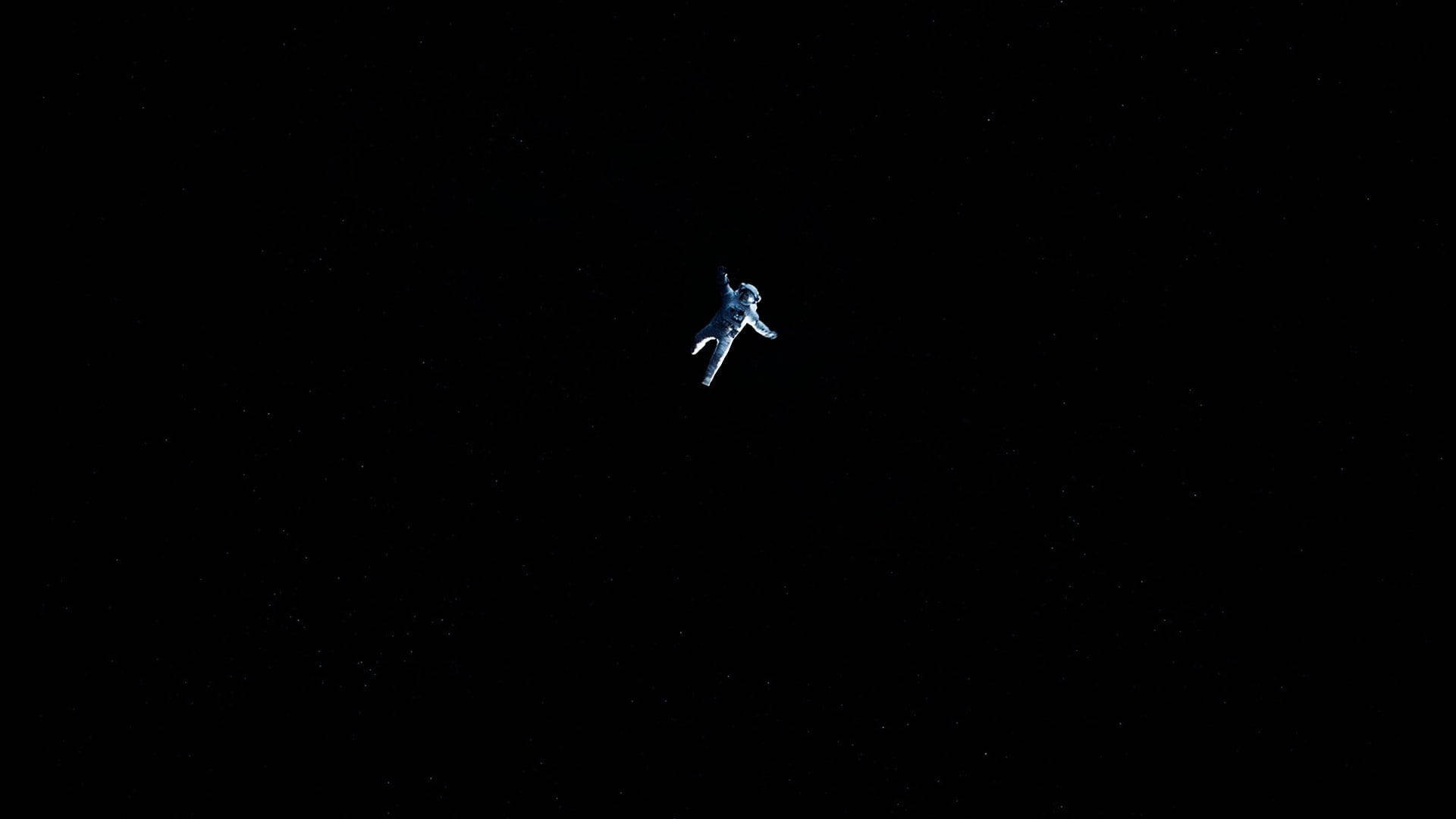 太空人在星空中漂浮。