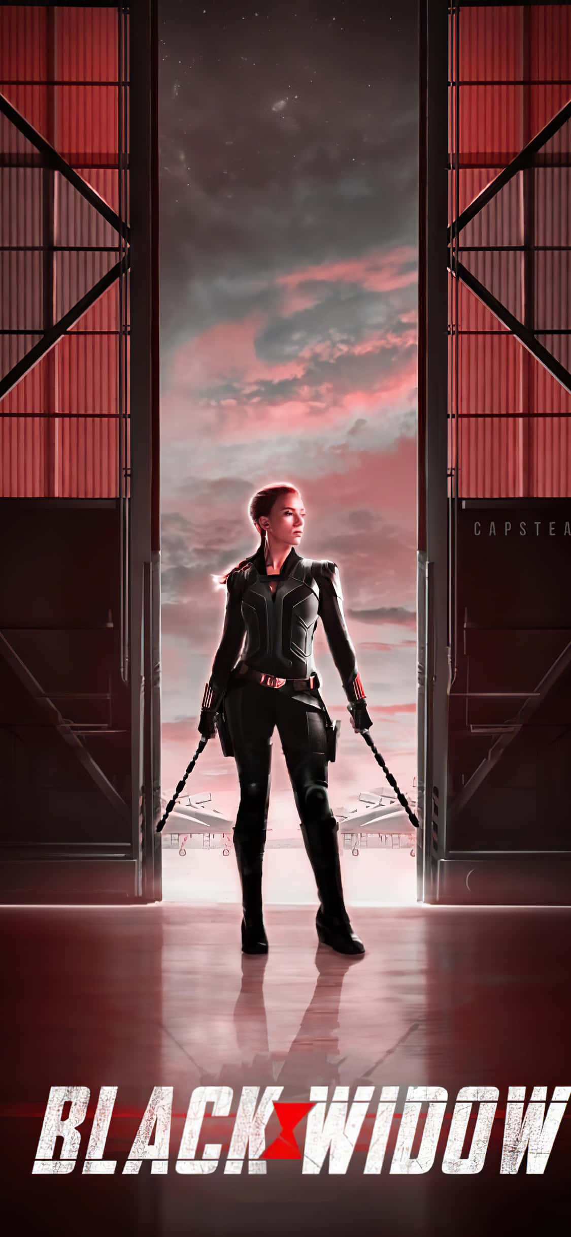 Natasha Romanoff 桌布 壁紙 — 黑寡婦站在機庫門口，在戲劇性的粉紅和灰色天空下，手持雙棍。