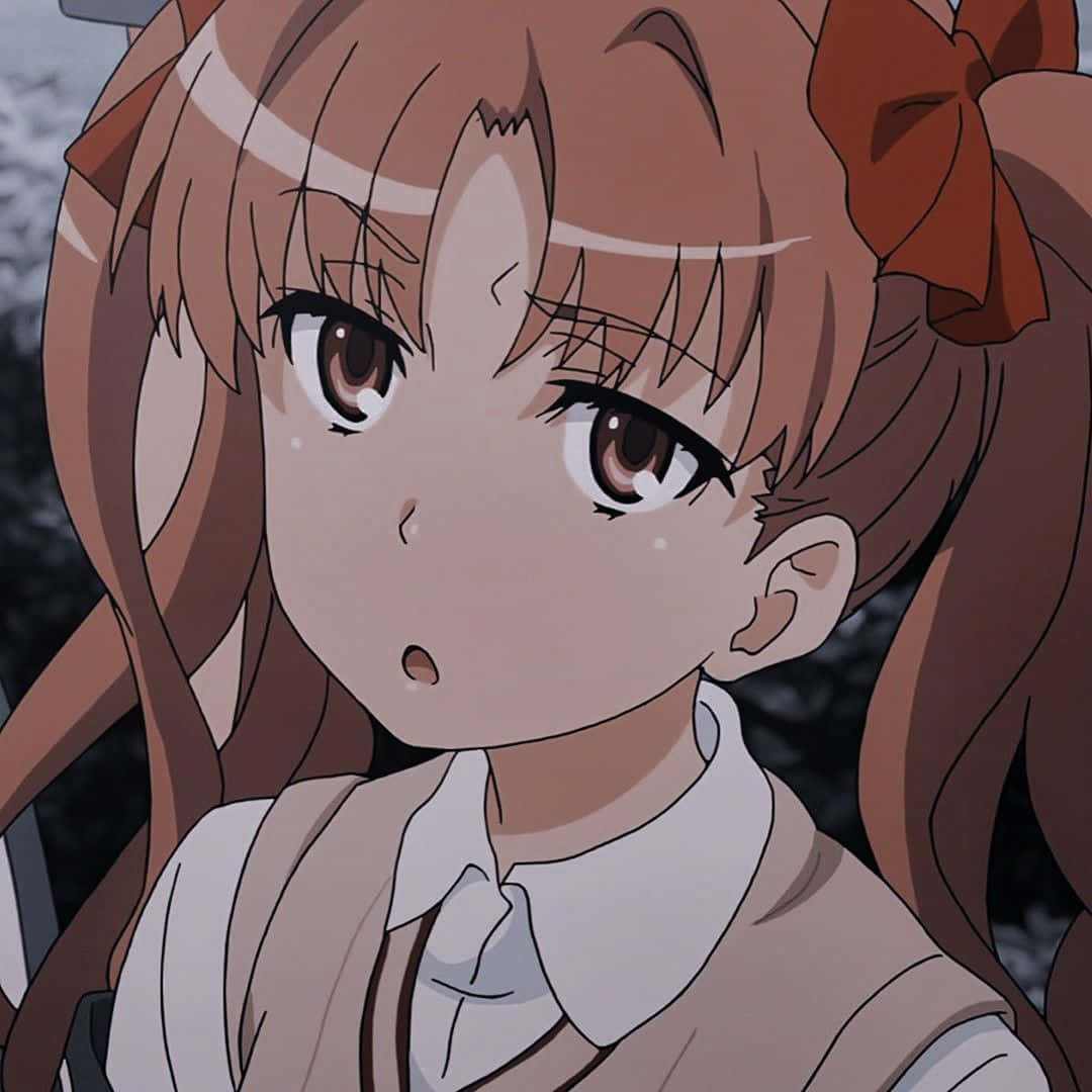 棕色頭髮和蝴蝶結的動漫女孩，睜大眼睛露出驚訝表情。