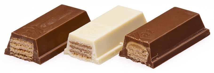 黑巧克力、白巧克力與牛奶巧克力Kit Kat 壁紙 — 三條KitKat白朱古力和牛奶朱古力棒，威化層切開，以白色背景襯托。