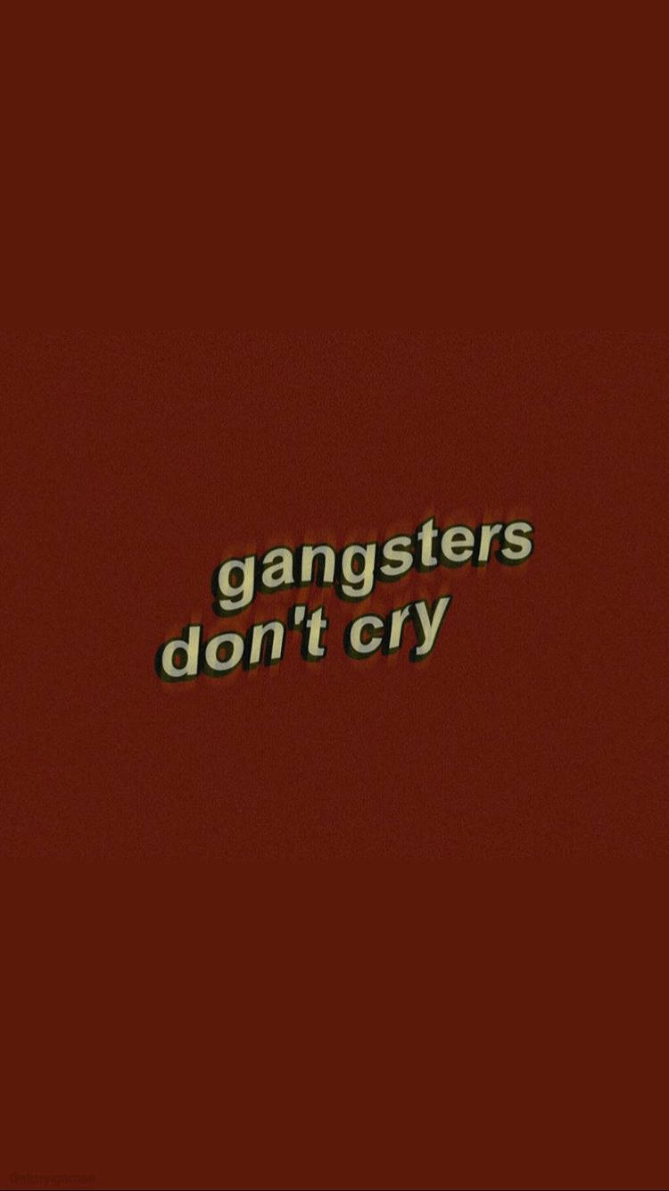 黑幫不哭 VSCO 壁紙 — 粗體文字顯示 gangsters don't cry，米色配黑色輪廓，居中於有紋理的深紅色背景上。