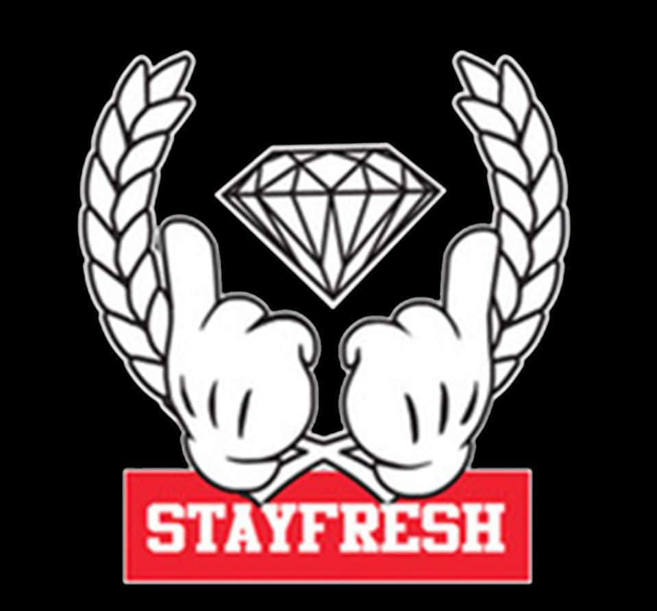 兩隻卡通手做出搖滾手勢，用月桂花環同紅色STAYFRESH橫額圍住鑽石。