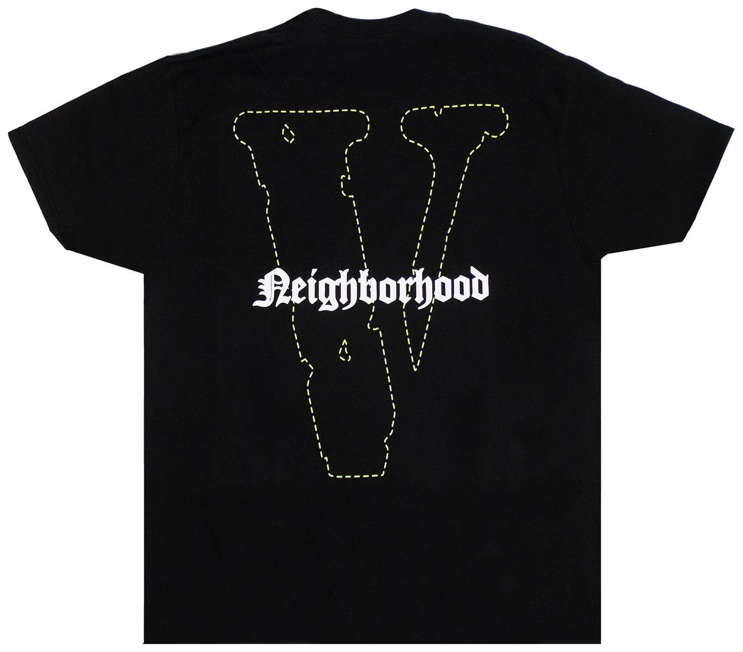黑色T恤，帶有黃色縫製V標誌和白色Neighborhood文字。