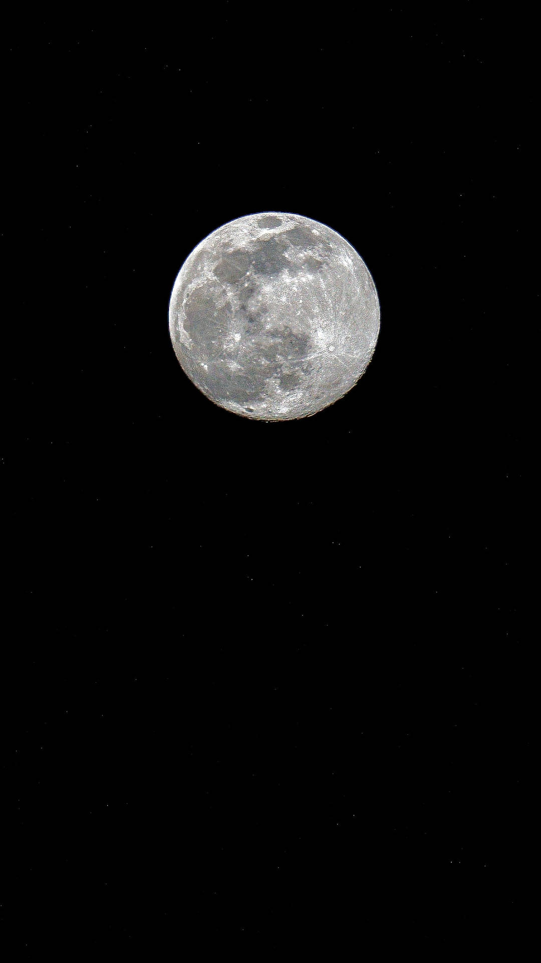 滿月帶有隕石坑和月海，襯托著繁星點點的夜空。