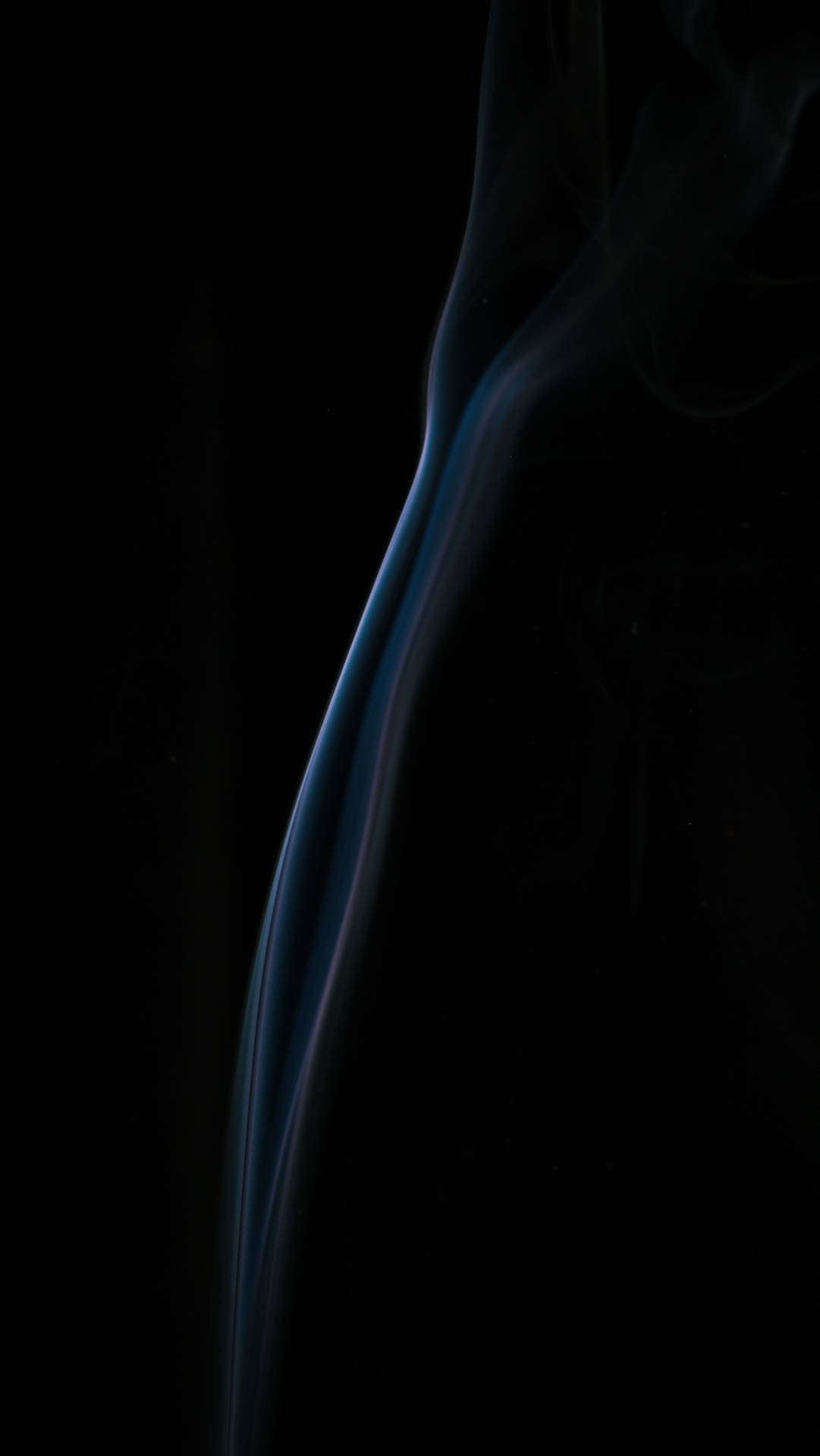 藍色煙霧在黑暗中優雅地升起，形成優美的曲線。