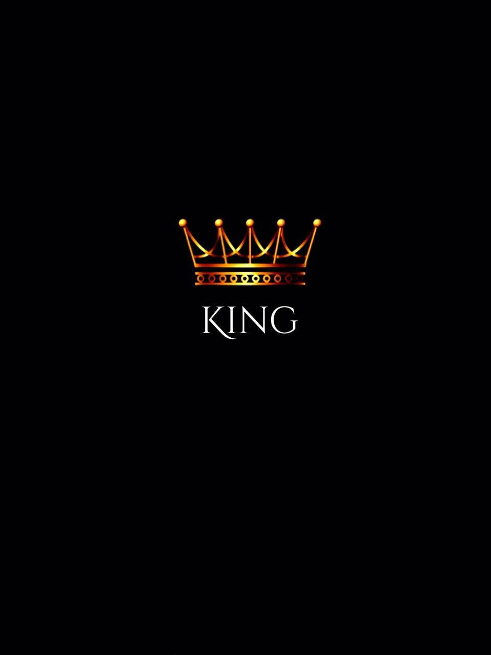 一個金色皇冠，下方有king字樣，在黑色背景上。