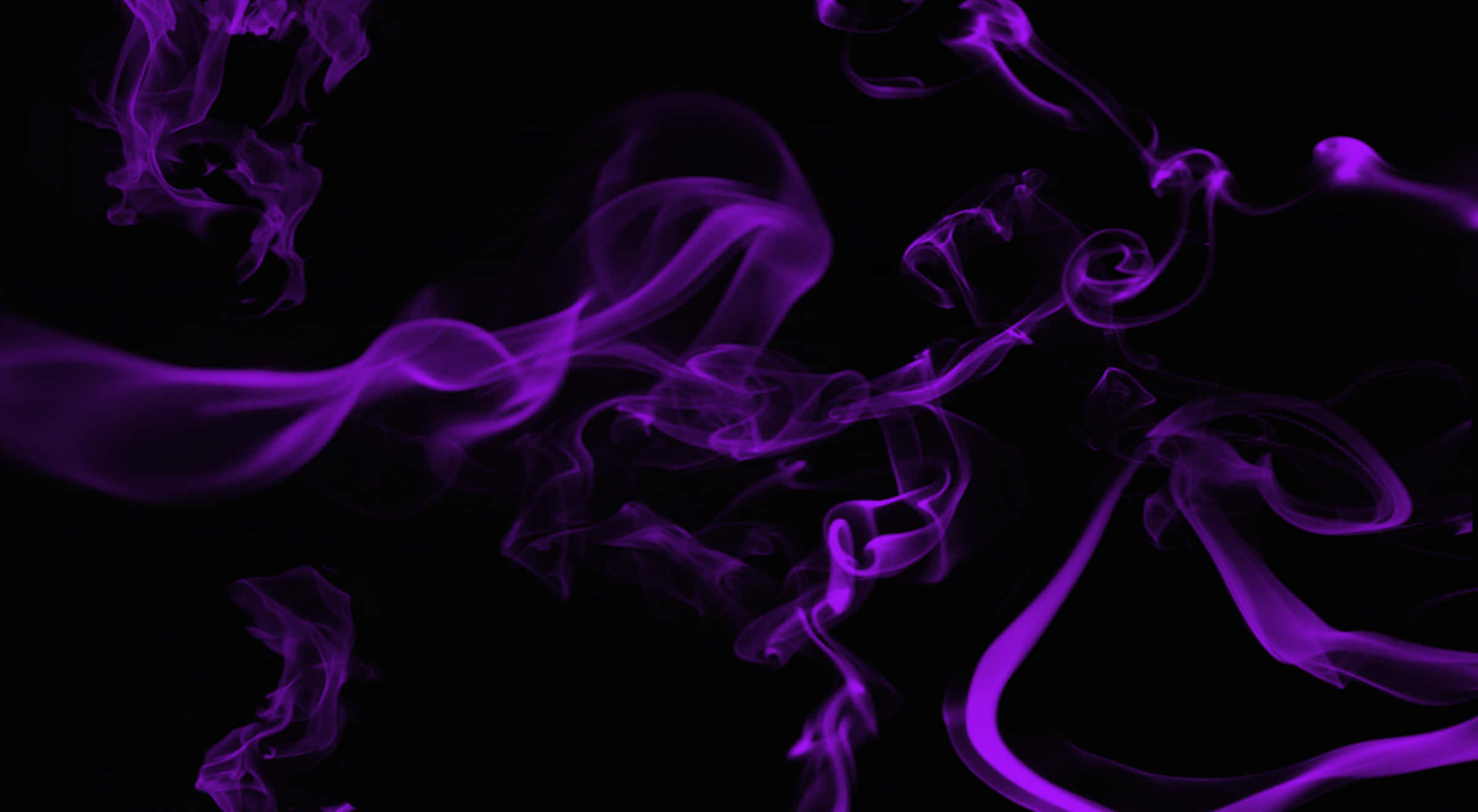 黑底紫色煙霧背景 壁紙 — 鮮豔的紫色煙霧在純黑色背景上優雅地旋轉，形成迷人的抽象舞蹈。