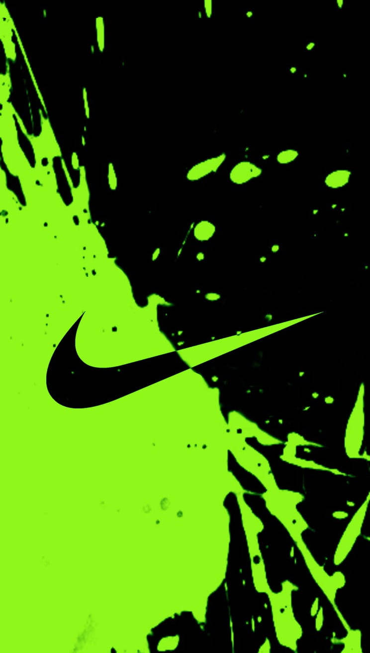 螢光綠色和黑色潑濺背景，帶有Nike勾勾標誌。