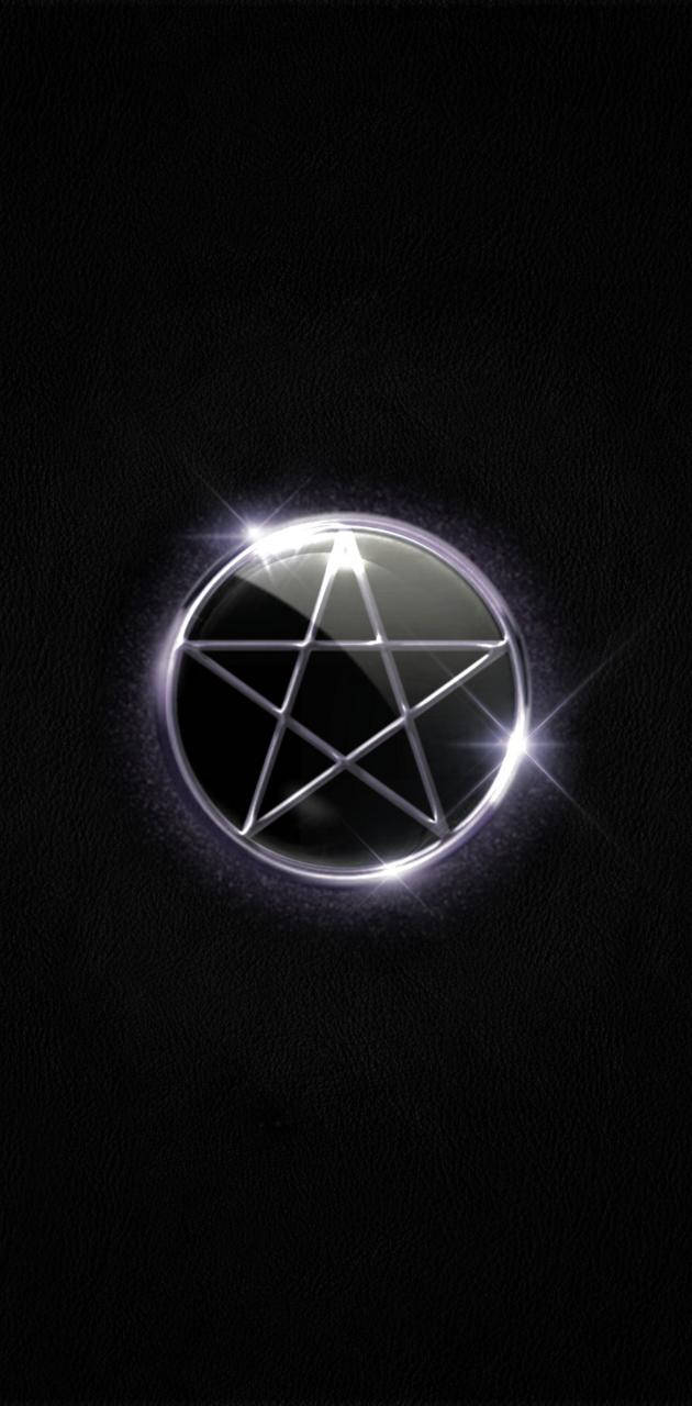 黑色皮革背景上發光的銀色五角星符號。