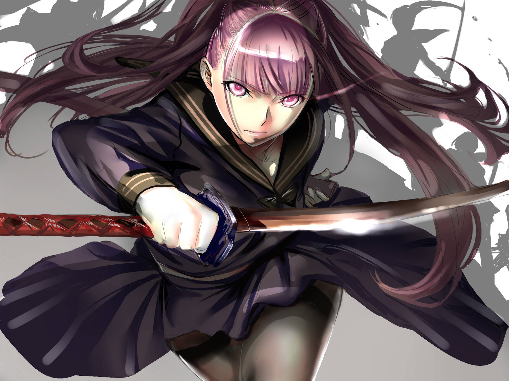黑彈劍士千代田紀紗 壁紙 — 一個決心堅定的紫髮動漫女孩，在灰色背景前以動態戰鬥姿勢揮舞著武士刀。
