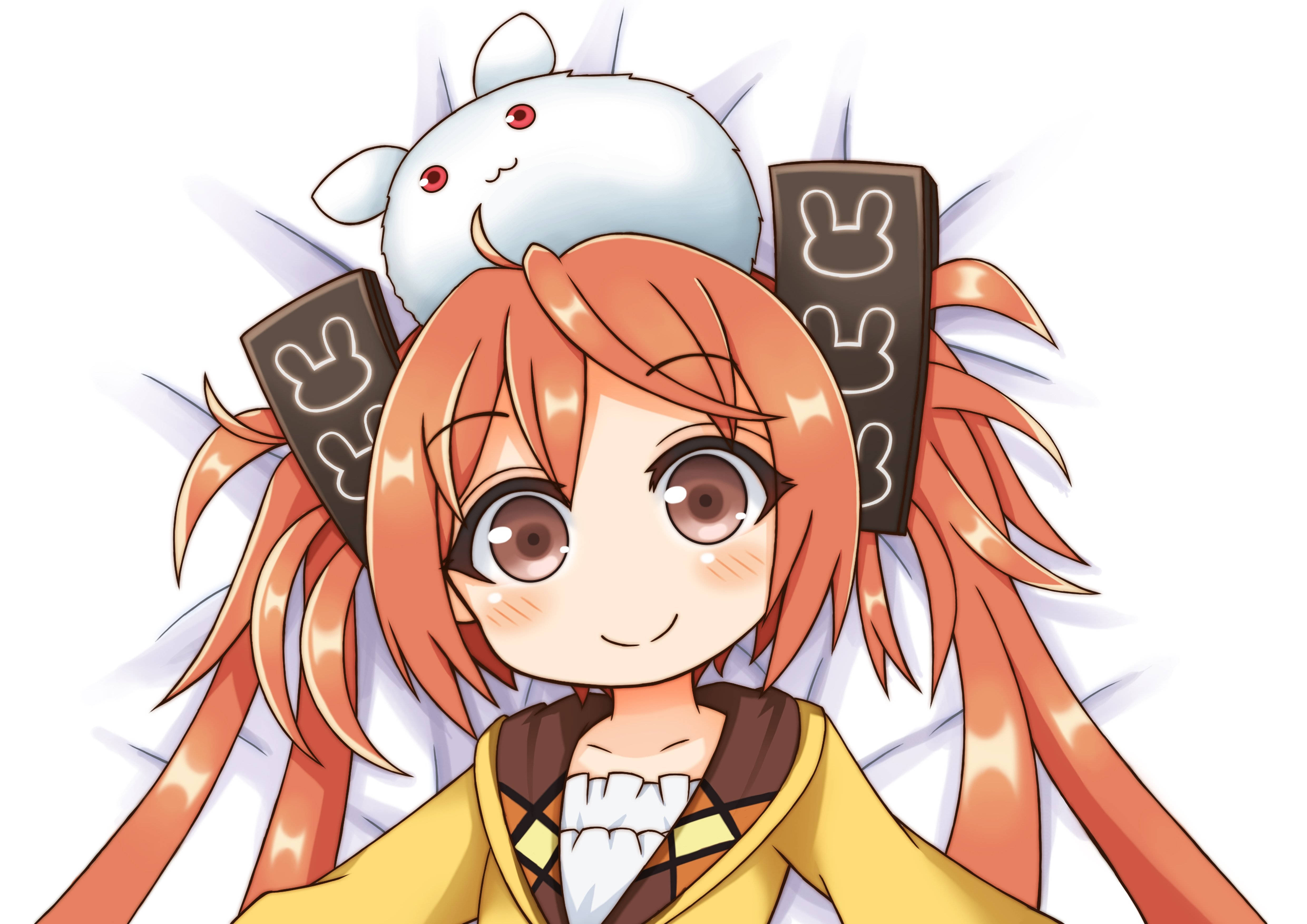 黑彈愛川絵羽Q版 壁紙 — 一位開朗的動漫女孩，擁有橙色頭髮和兔子主題配飾，在白色背景上燦爛微笑。