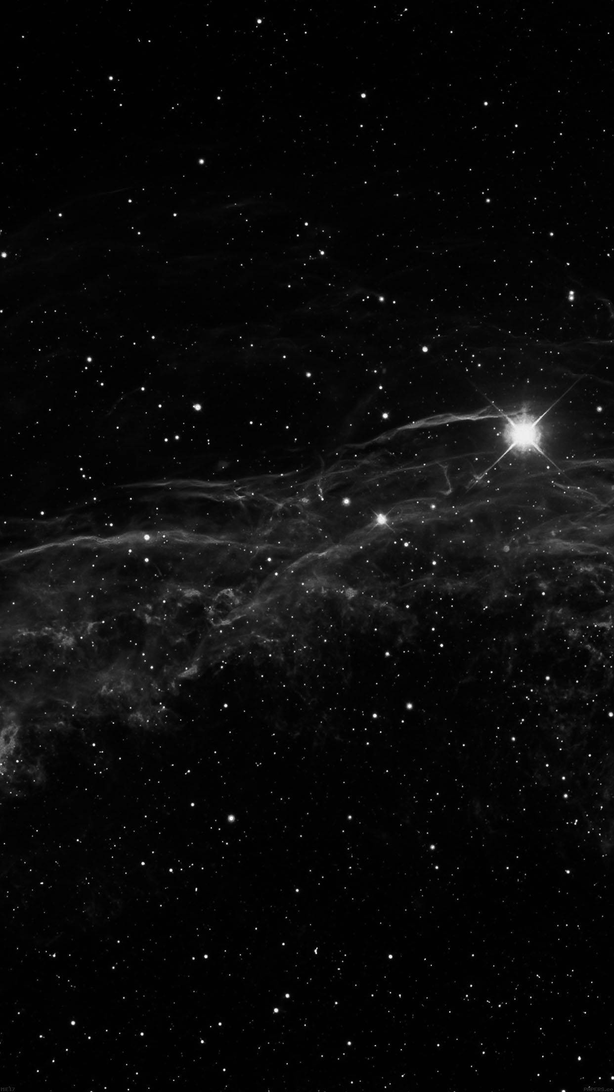 黑愛星星 壁紙 — 單色宇宙景觀，以一顆明亮的恆星穿過空靈的星雲雲層，背景是星場。