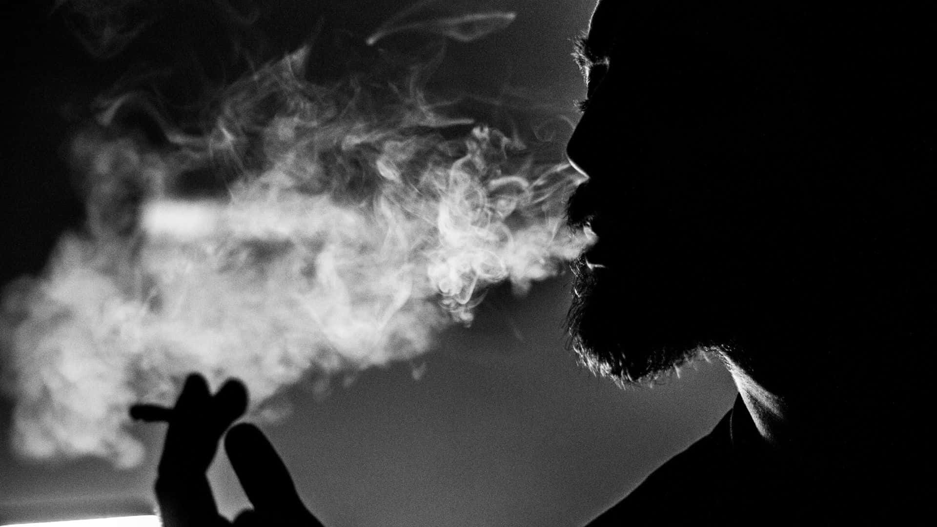 黑暗中一個男人正在吸煙 壁紙