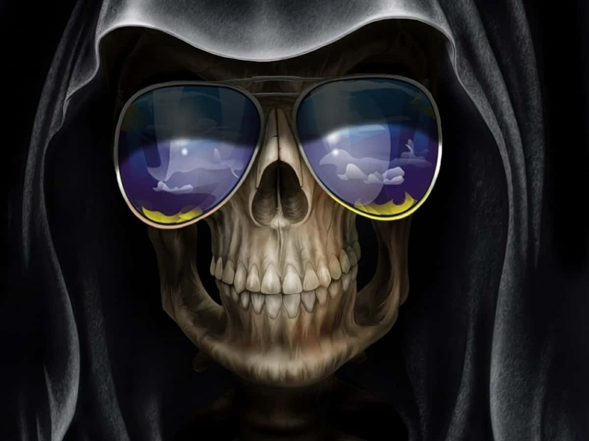 死神骷髏頭戴太陽眼鏡，反射多雲的天空和月亮。