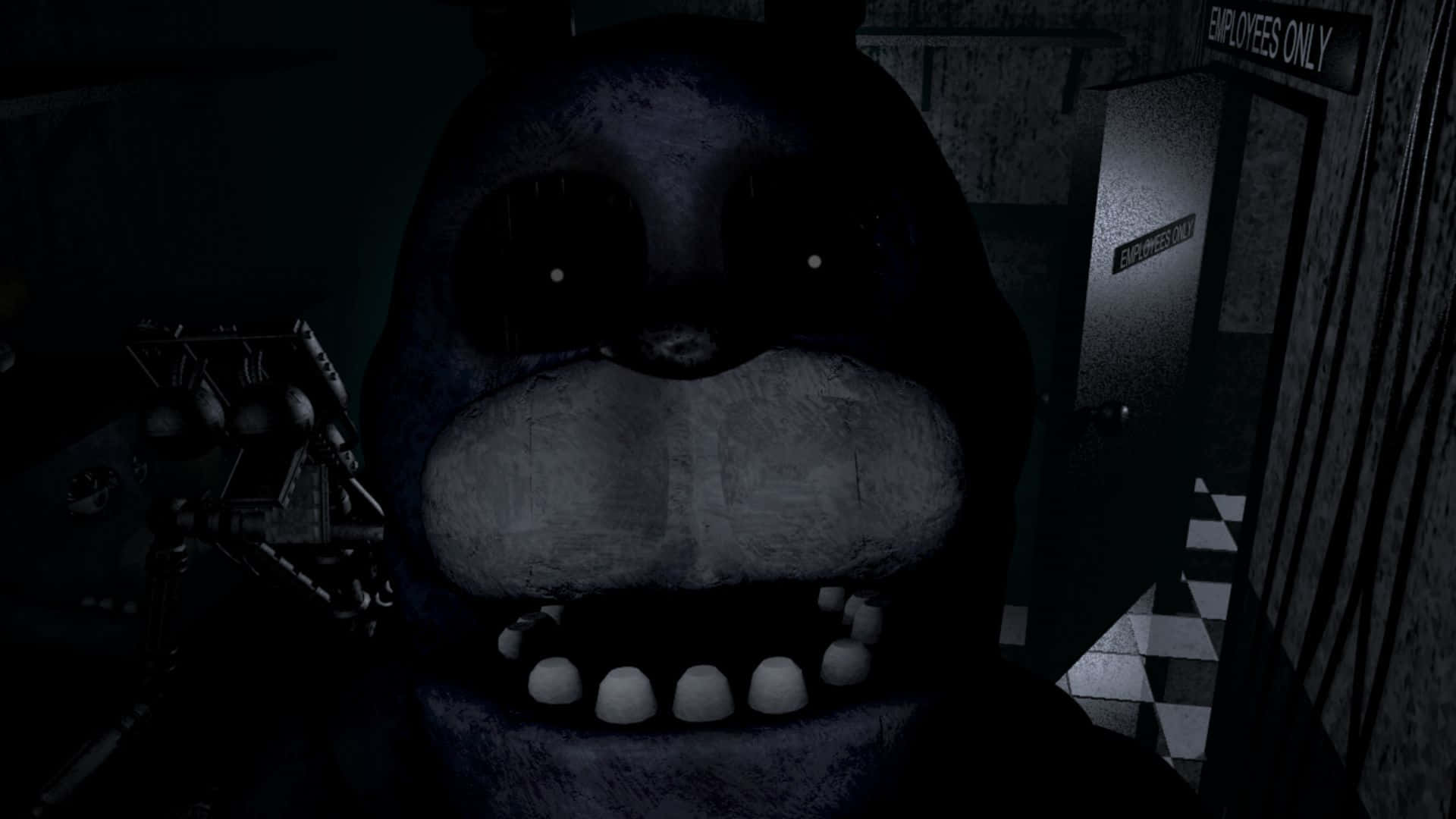 黑暗中的緊張氣氛——FNAF角色 壁紙 — 一隻帶有發光眼睛的威脅性電子熊潛伏在一個標示為員工專用的昏暗後台區域。