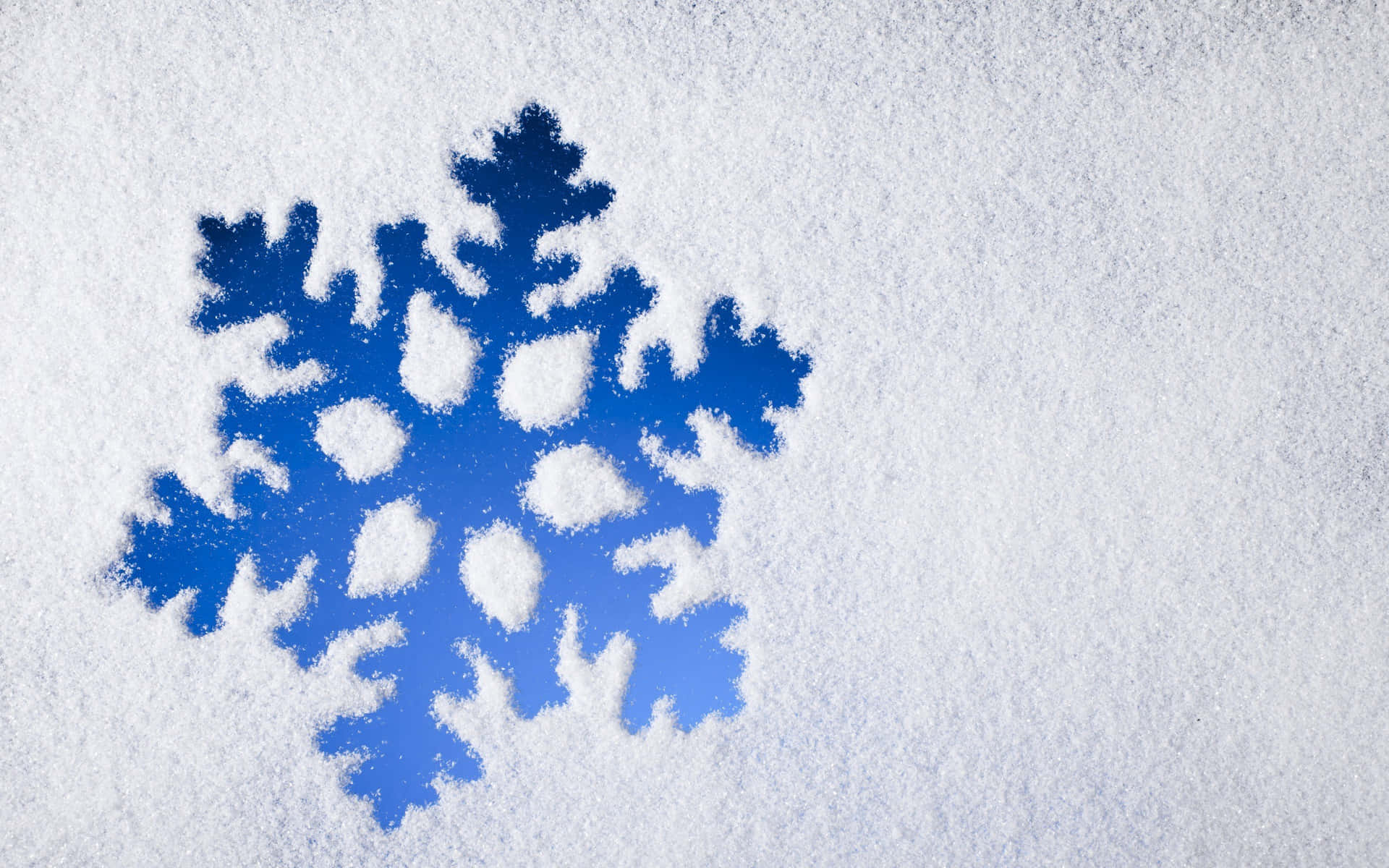 白色雪面上的藍色雪花形狀