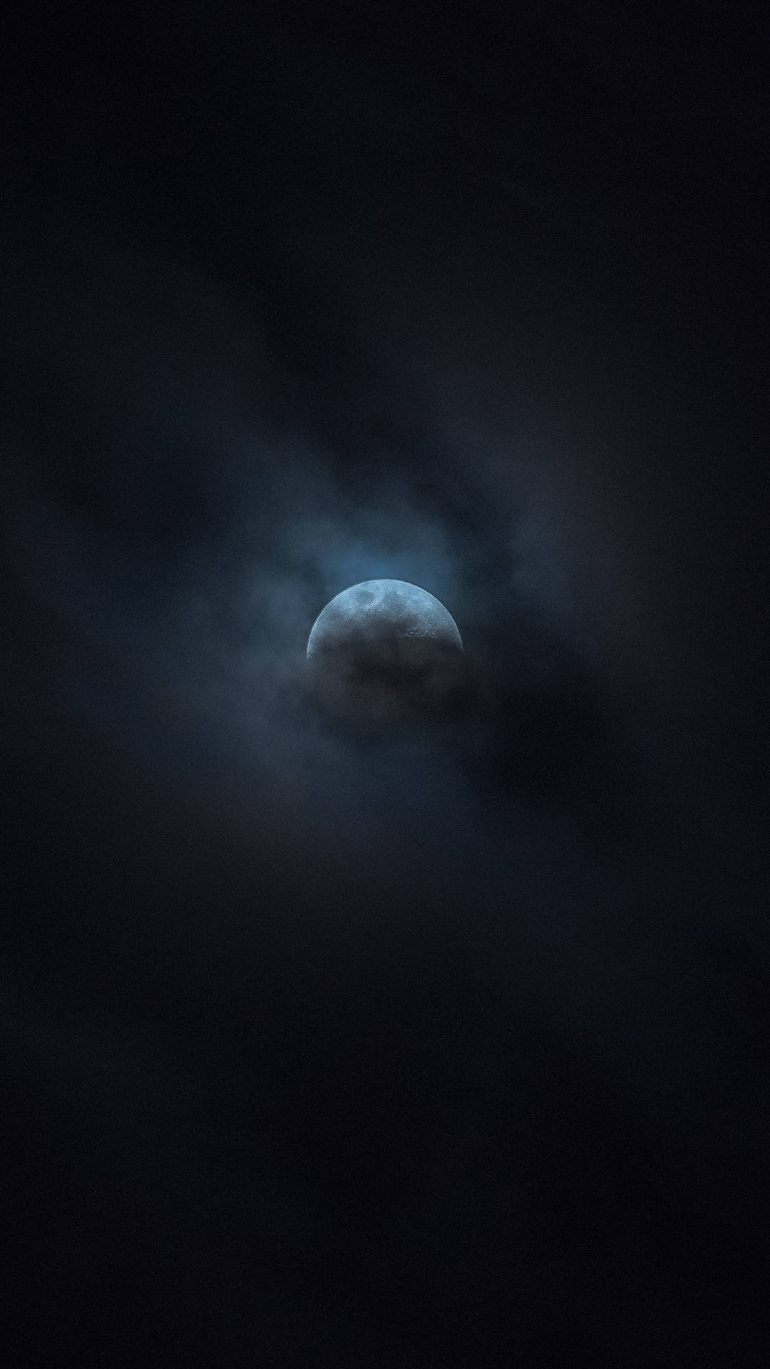黑暗夜空中的末世月球 壁紙 — 一輪明亮的月亮，部分被深黑夜空中旋轉的烏雲遮蔽。
