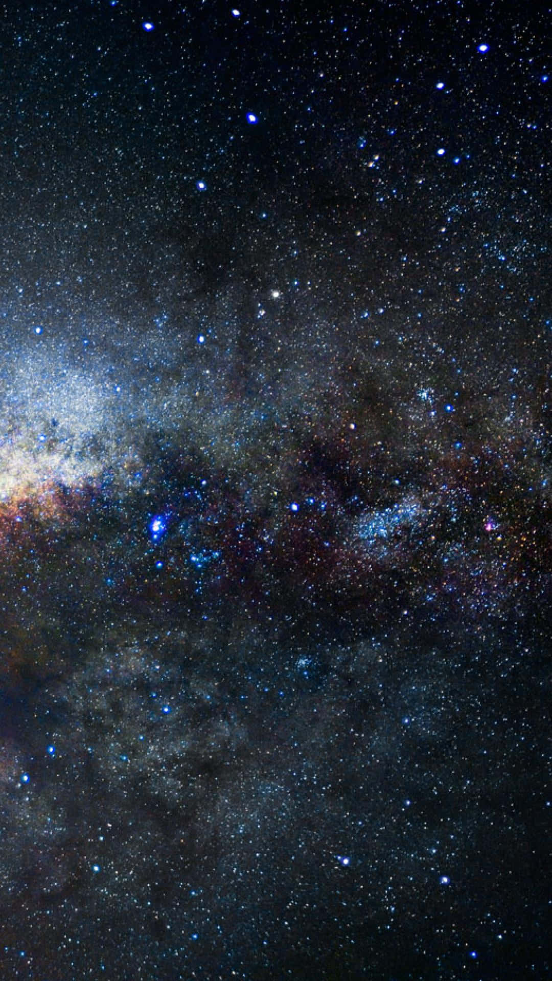 銀河系在夜空中閃耀著星雲和無數星星。