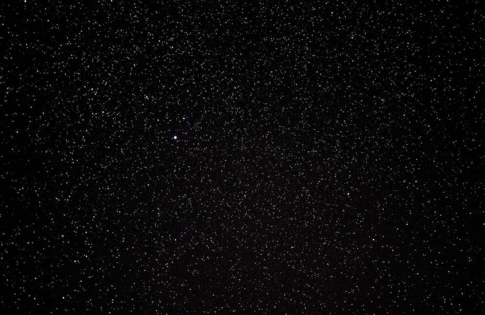 黑暗天空中的繁星 壁紙 — 廣闊的星空夜空，在深邃的黑色虛空中充滿了無數閃爍的星星。