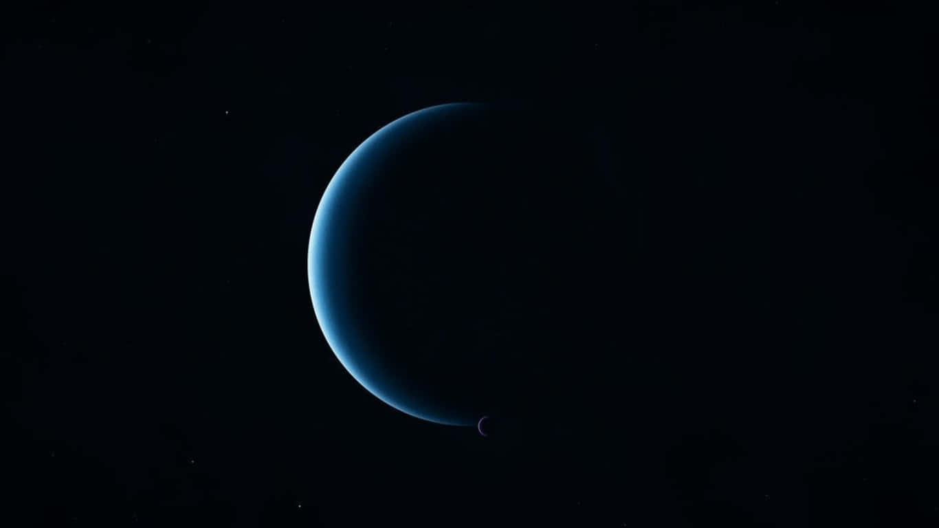 新月形藍色行星與小衛星在黑暗太空
